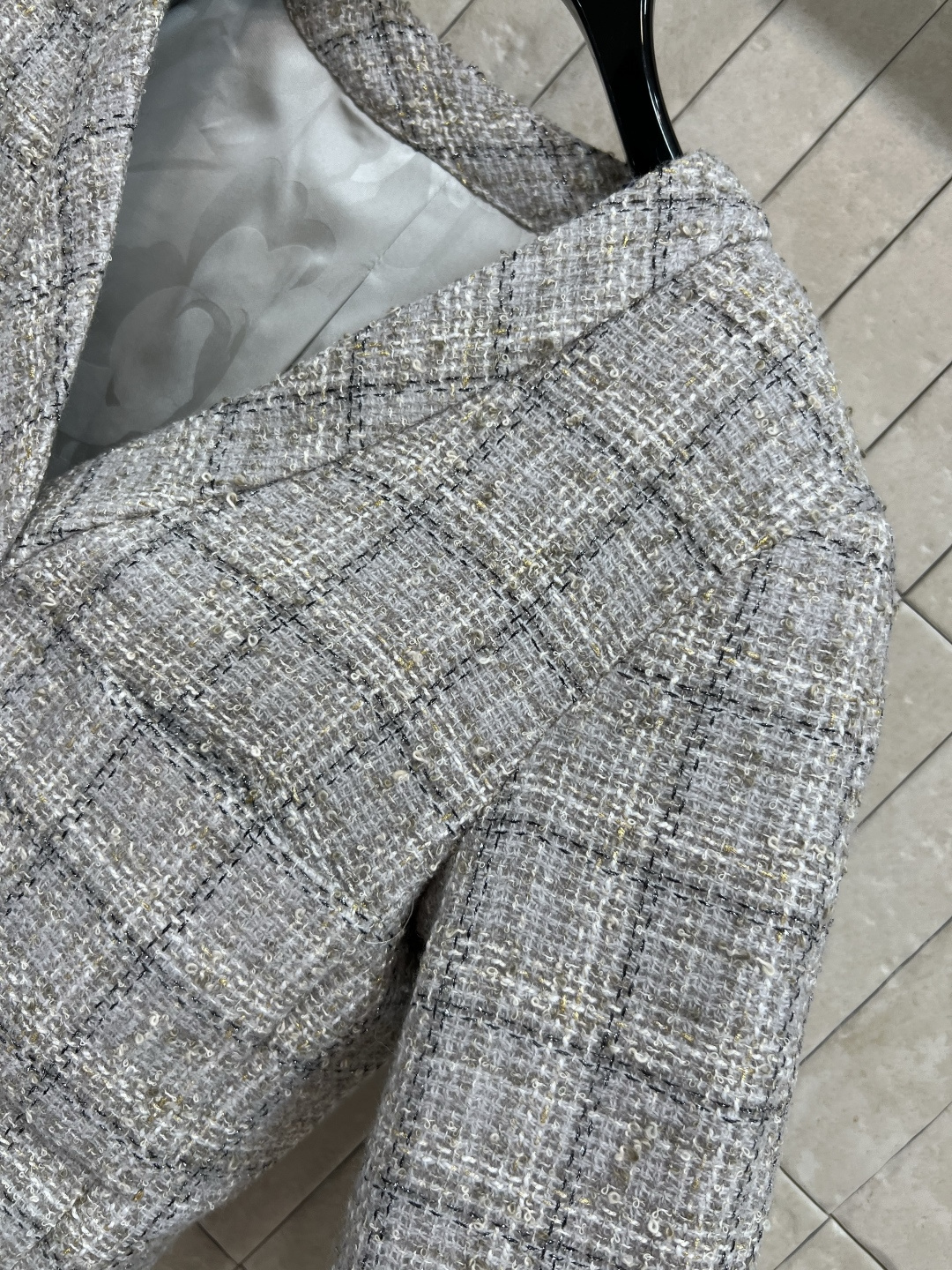 小香家 25早秋新款 格纹粗花呢V领短款外套 自带法式的名媛范 V领短款修身版型 上身气质又少女感十足 