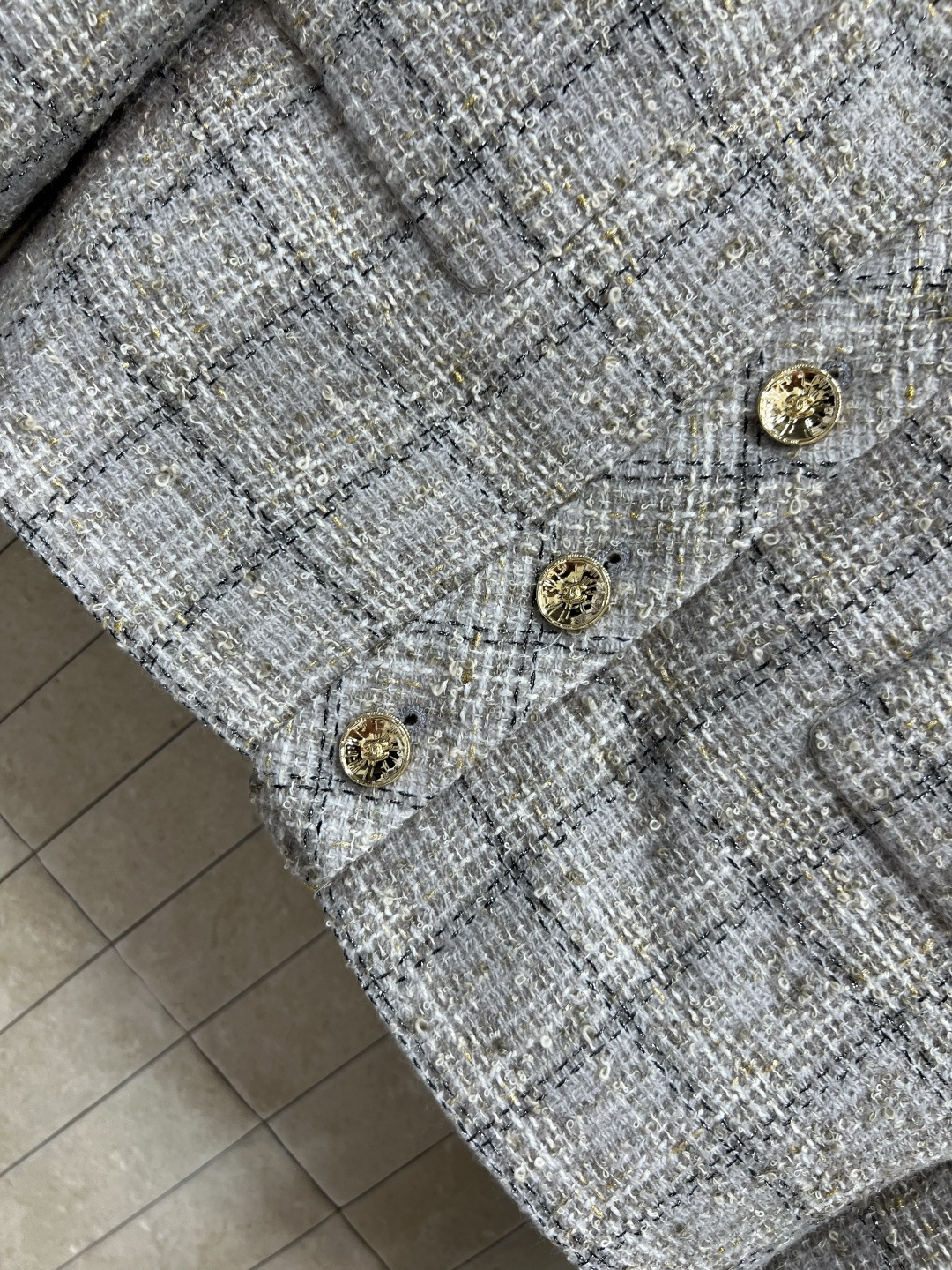 小香家 25早秋新款 格纹粗花呢V领短款外套 自带法式的名媛范 V领短款修身版型 上身气质又少女感十足 