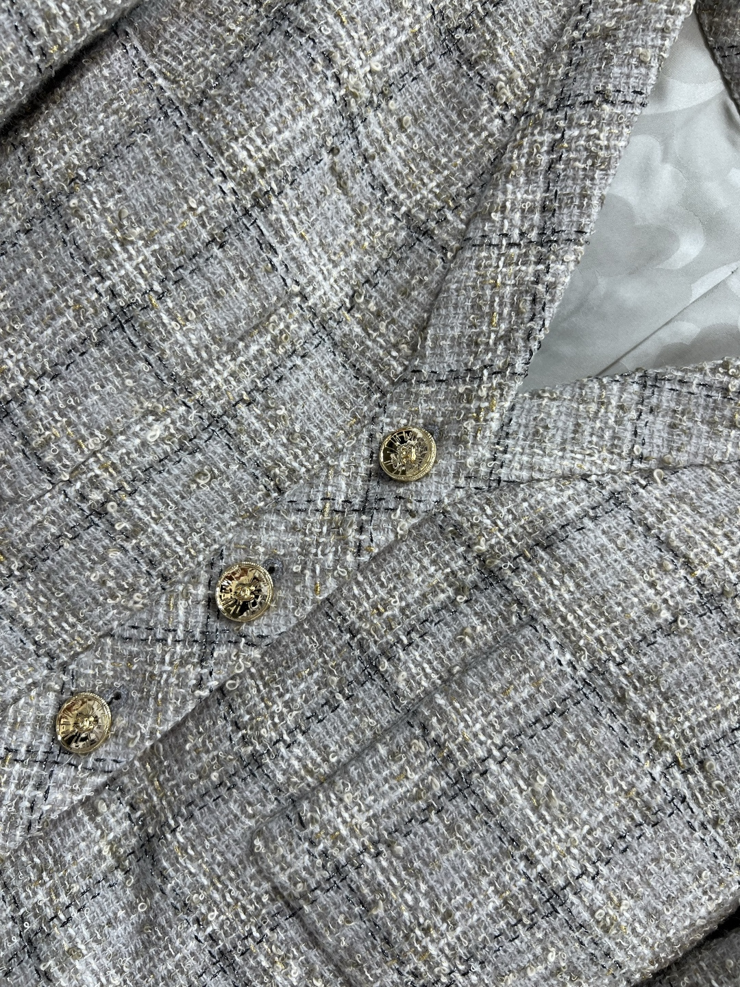 小香家 25早秋新款 格纹粗花呢V领短款外套 自带法式的名媛范 V领短款修身版型 上身气质又少女感十足 