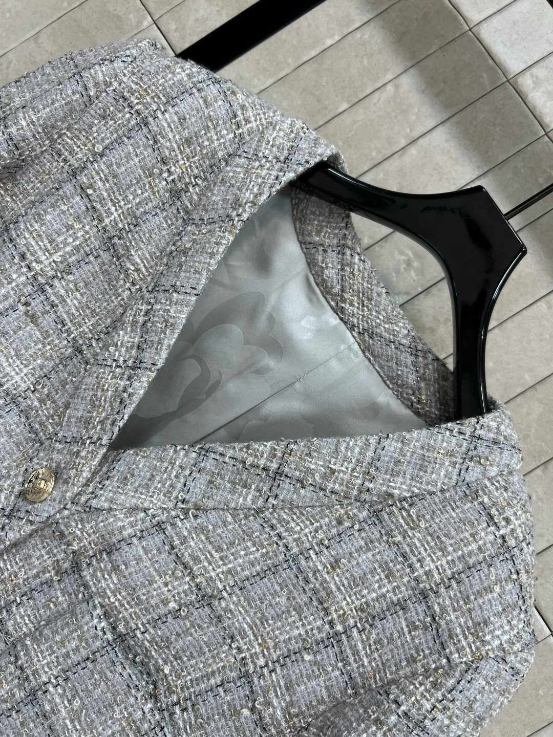 小香家 25早秋新款 格纹粗花呢V领短款外套 自带法式的名媛范 V领短款修身版型 上身气质又少女感十足 