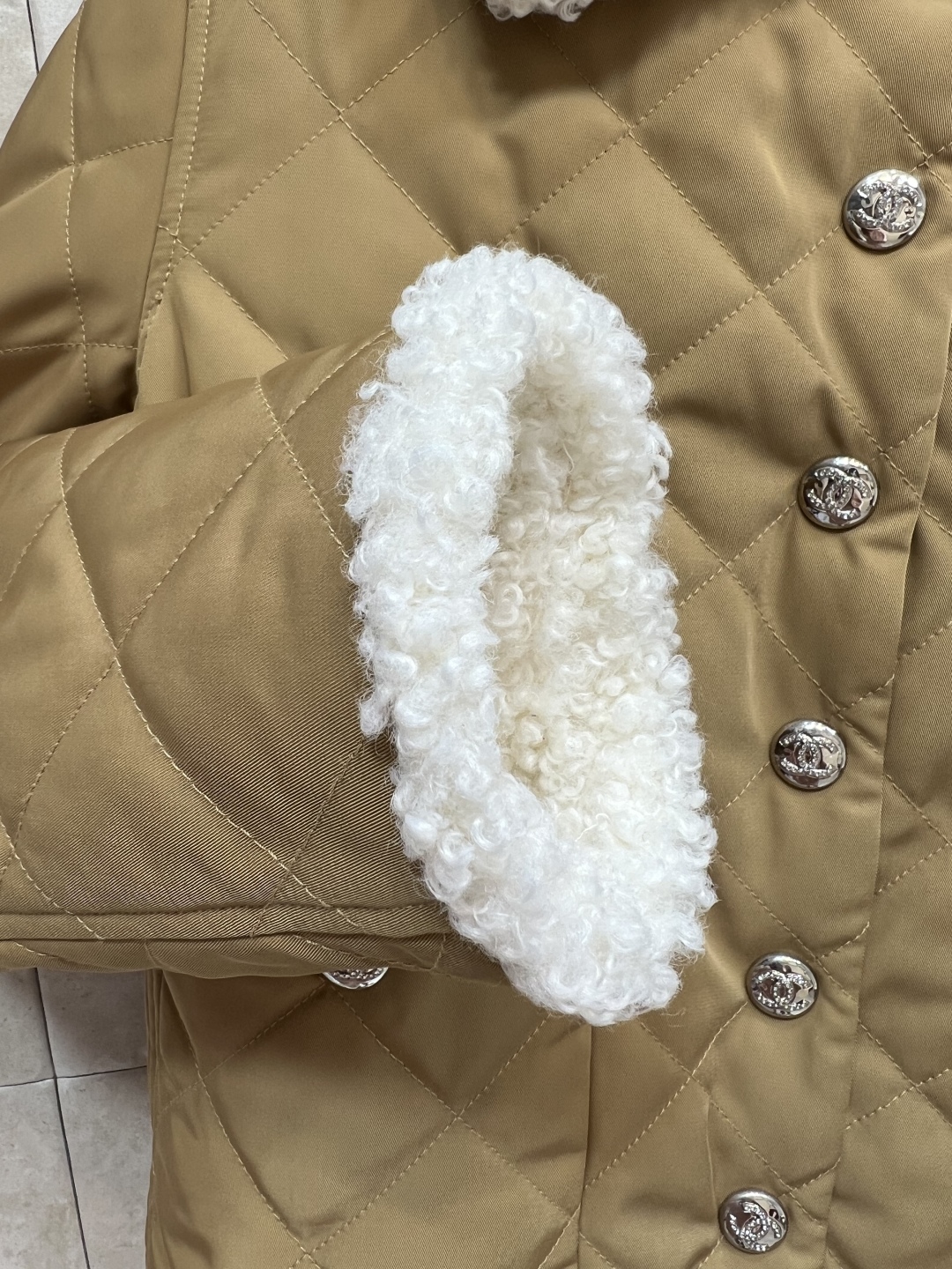 小香风 25秋冬新款 菱格纹羊羔毛棉服外套 简约又高级 撞色翻宽松的廓形设计菱格纹立体的压线线条 让效果