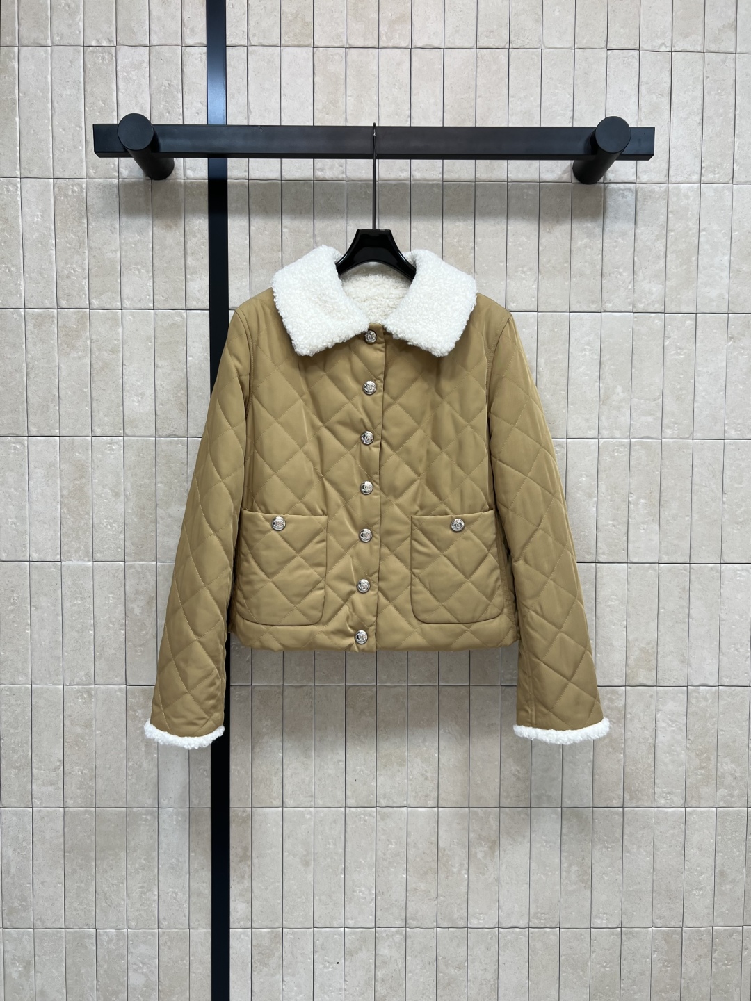 小香风 25秋冬新款 菱格纹羊羔毛棉服外套 简约又高级 撞色翻宽松的廓形设计菱格纹立体的压线线条 让效果