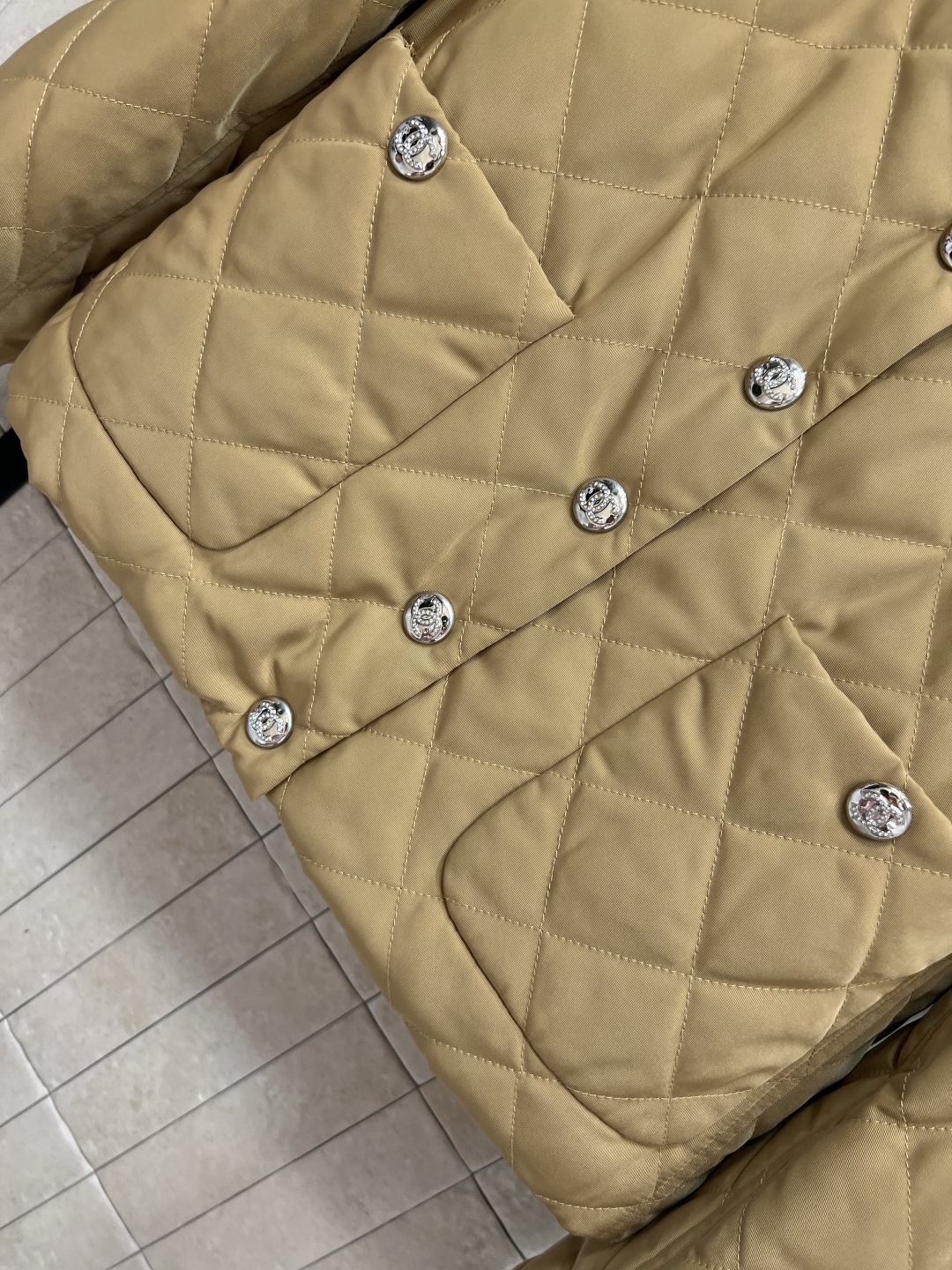 小香风 25秋冬新款 菱格纹羊羔毛棉服外套 简约又高级 撞色翻宽松的廓形设计菱格纹立体的压线线条 让效果