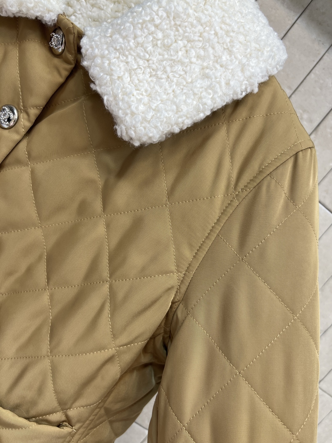 小香风 25秋冬新款 菱格纹羊羔毛棉服外套 简约又高级 撞色翻宽松的廓形设计菱格纹立体的压线线条 让效果