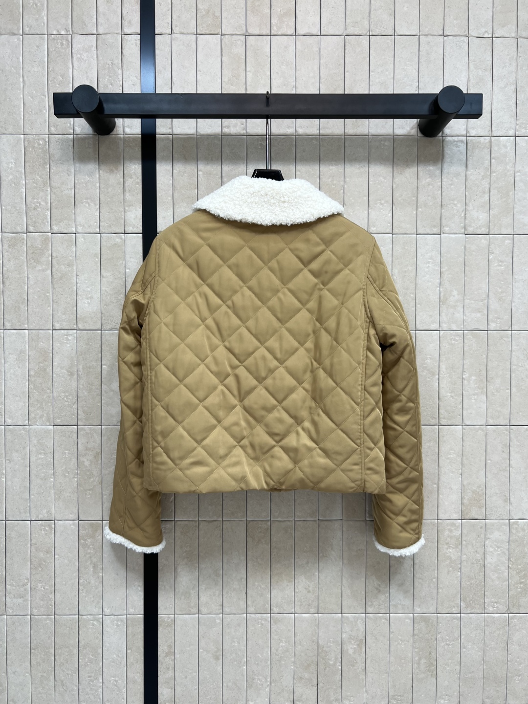 小香风 25秋冬新款 菱格纹羊羔毛棉服外套 简约又高级 撞色翻宽松的廓形设计菱格纹立体的压线线条 让效果