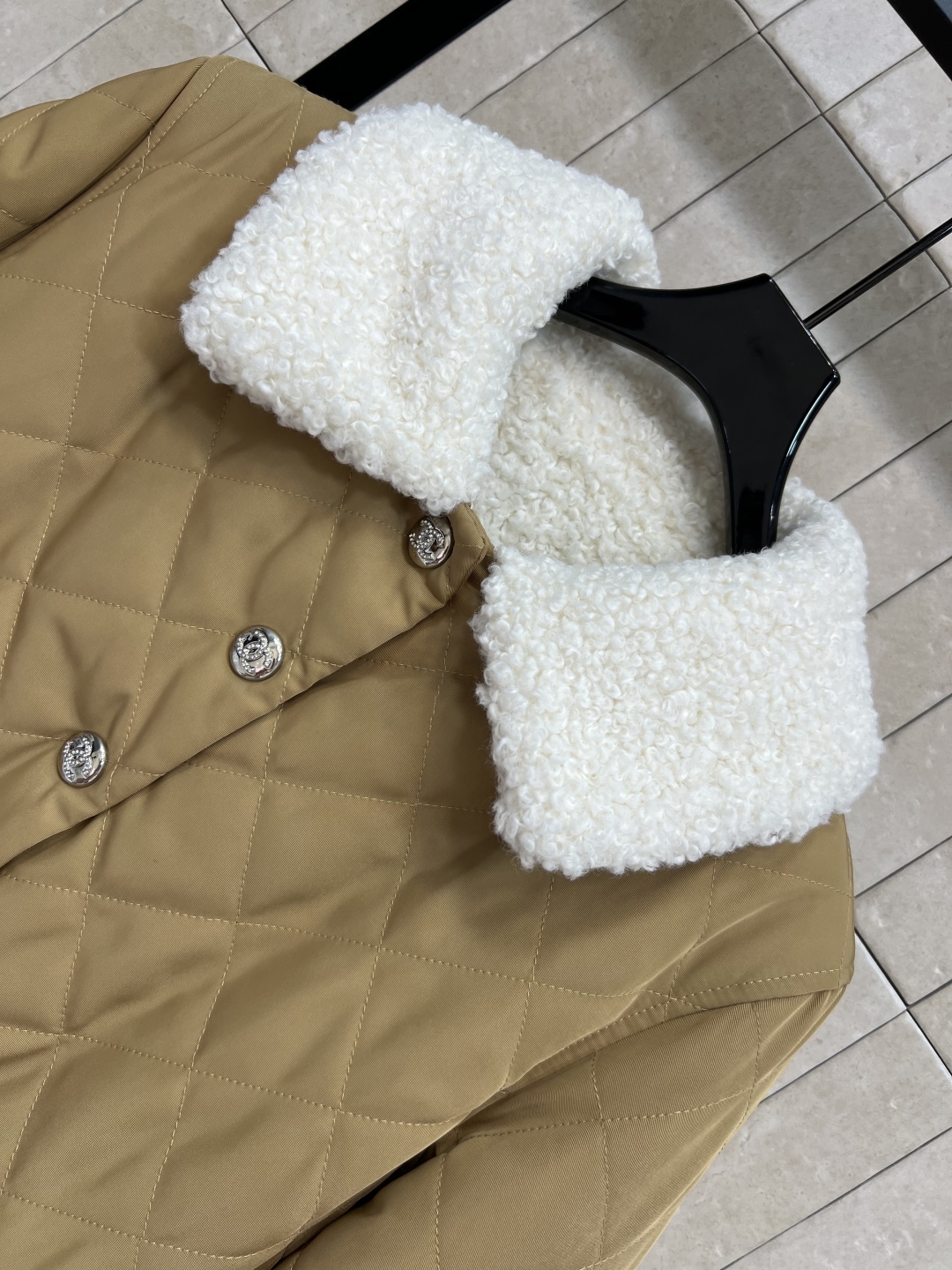 小香风 25秋冬新款 菱格纹羊羔毛棉服外套 简约又高级 撞色翻宽松的廓形设计菱格纹立体的压线线条 让效果