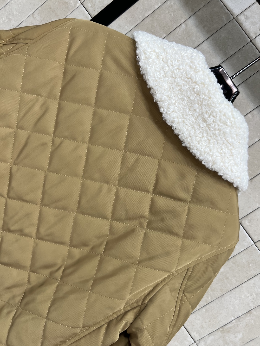 小香风 25秋冬新款 菱格纹羊羔毛棉服外套 简约又高级 撞色翻宽松的廓形设计菱格纹立体的压线线条 让效果