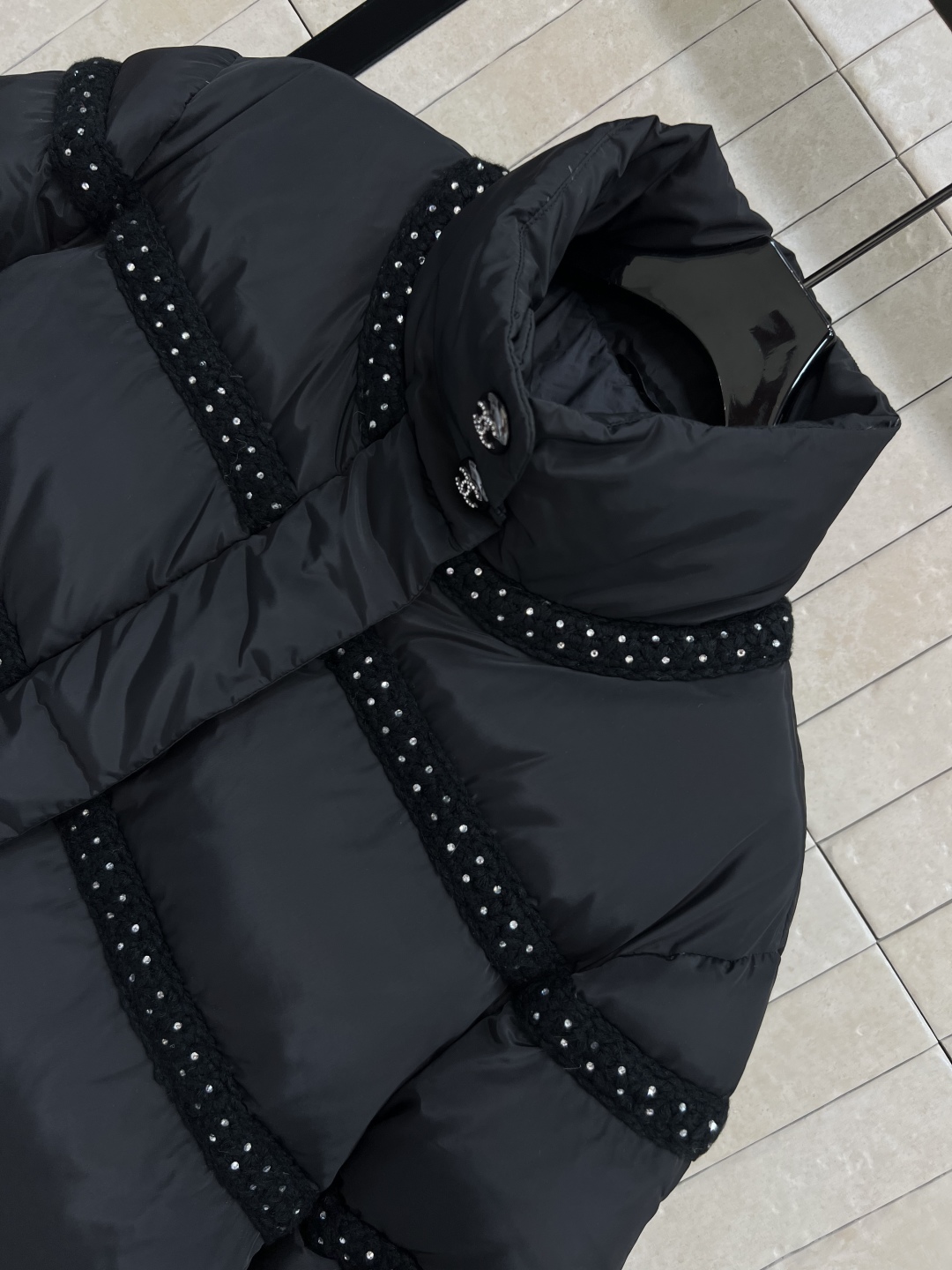 小香风 25秋冬新款 编织装饰立领羽绒服 自带名媛范十足 经典立领宽松版型 上身减龄又少女风 编织条装饰
