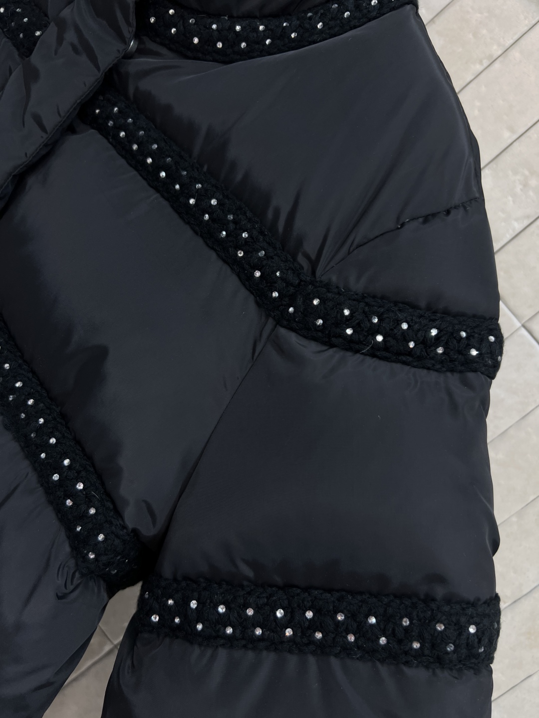 小香风 25秋冬新款 编织装饰立领羽绒服 自带名媛范十足 经典立领宽松版型 上身减龄又少女风 编织条装饰