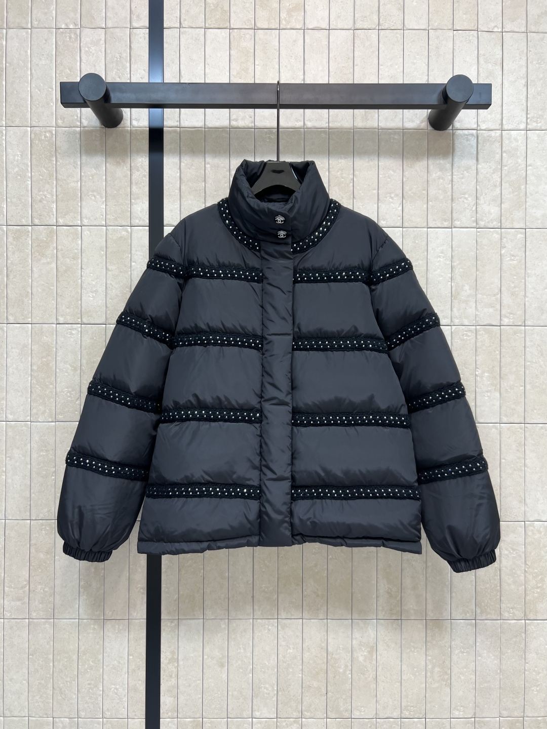 小香风 25秋冬新款 编织装饰立领羽绒服 自带名媛范十足 经典立领宽松版型 上身减龄又少女风 编织条装饰