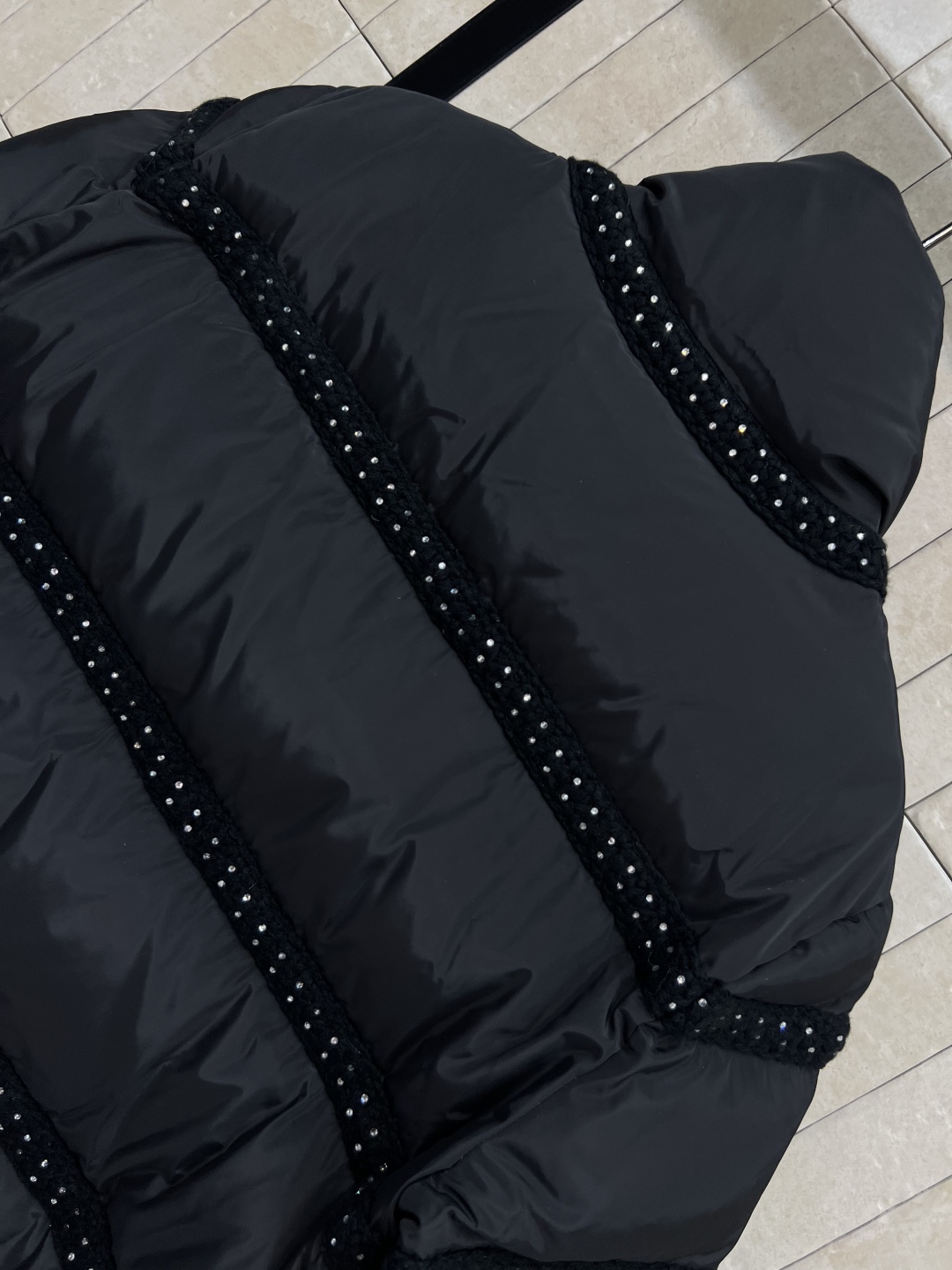 小香风 25秋冬新款 编织装饰立领羽绒服 自带名媛范十足 经典立领宽松版型 上身减龄又少女风 编织条装饰
