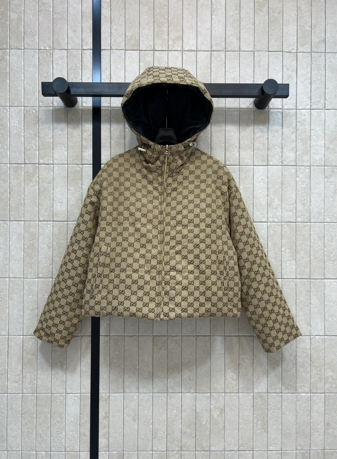 NO:472515,G Home 25 autumn and winter new GG jacquard series double-sided cotton jacket hooded double-sided outfits both sides wear different styles. One side is full of logo prints to create a visual layering. The other side is embroidered with a clean embroidery logo, which gives a neat and handsome look. It has a retro fashionable feeling. Details are in place. One color and three codes. SML, gucci, jackets & coats, hats, alexander wang19860909G家 25秋冬新款 GG提花系列 双面棉服外套 连帽款双面穿搭 两面都穿出不同风格 一面是满Logo印花 打造视觉层次感 另一面是净版刺绣logo点缀 穿出利落又帅气十足的造型感 自带复古的时髦感 细节到位 一色三码 SML,,gucci,jackets & coats,hats,alexander wang,Women's clothing