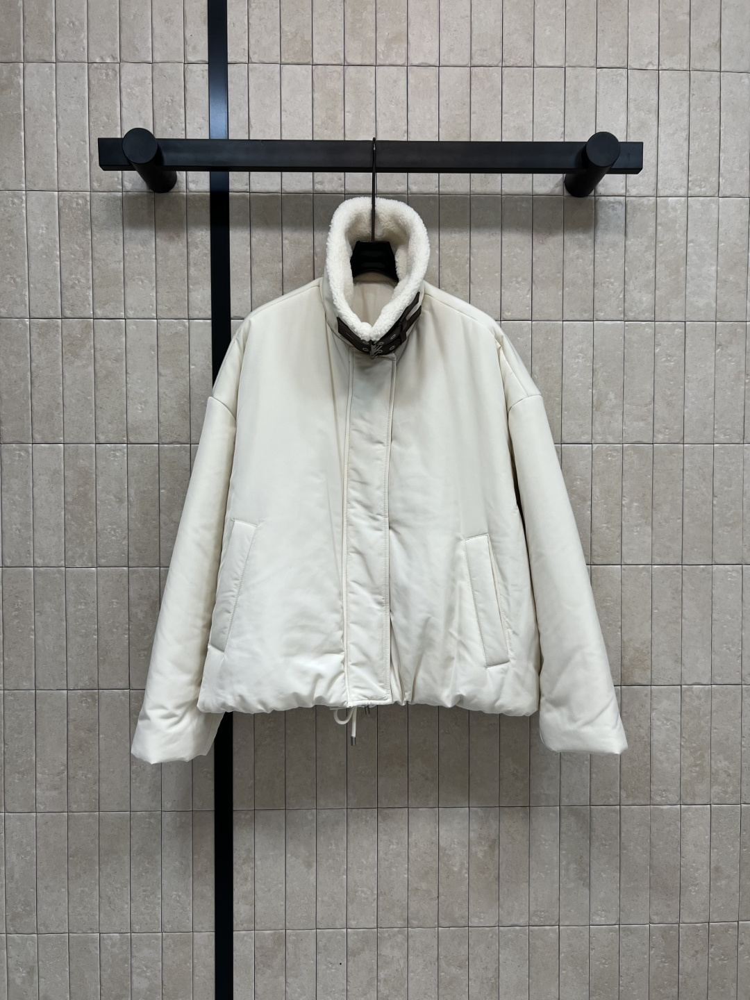 NO:472484,With dust bag LW home, 25 autumn and winter new style, plush lapel leather buckle bread suit, the upper body immediately looks slim and elegant, tall and small people can easily control the three-dimensional slim tailoring is perfect, the style is also very good to reduce age, lapel decoration, super gentle look, single embroidered logo pocket embellishment is practical and beautiful, a must-have for soft and cute girls, two colors and three codes SML, alexander wang19860909配防尘袋LW家 25秋冬新款 羊毛绒翻领皮扣面包服 上身立马显瘦又气质优雅 高个子小个子都能轻松驾驭 立体的修身剪裁很完美 版型也很好减龄 羊羔绒皮扣翻领装饰 看着就超级温柔 内单刺绣logo口袋点缀实穿又好看 软萌妹子必备 两色三码 SML,,alexander wang,Women's clothing