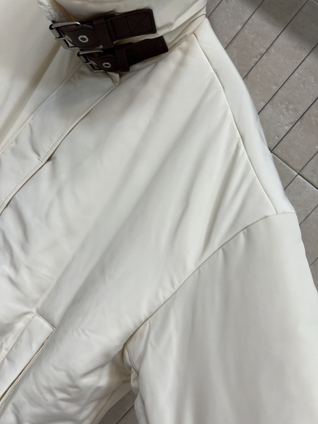 LW家 25秋冬新款 羊毛绒翻领皮扣面包服 上身立马显瘦又气质优雅 高个子小个子都能轻松驾驭 立体的修身