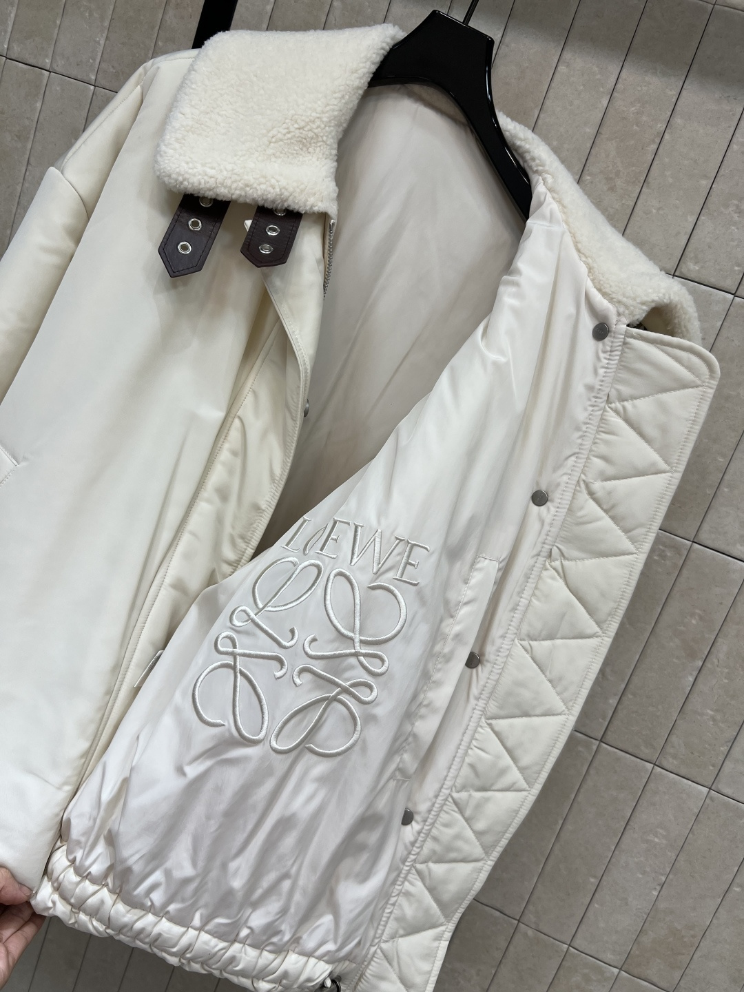 LW家 25秋冬新款 羊毛绒翻领皮扣面包服 上身立马显瘦又气质优雅 高个子小个子都能轻松驾驭 立体的修身