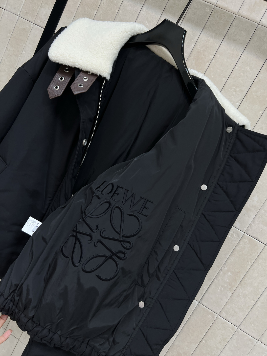 LW家 25秋冬新款 羊毛绒翻领皮扣面包服 上身立马显瘦又气质优雅 高个子小个子都能轻松驾驭 立体的修身