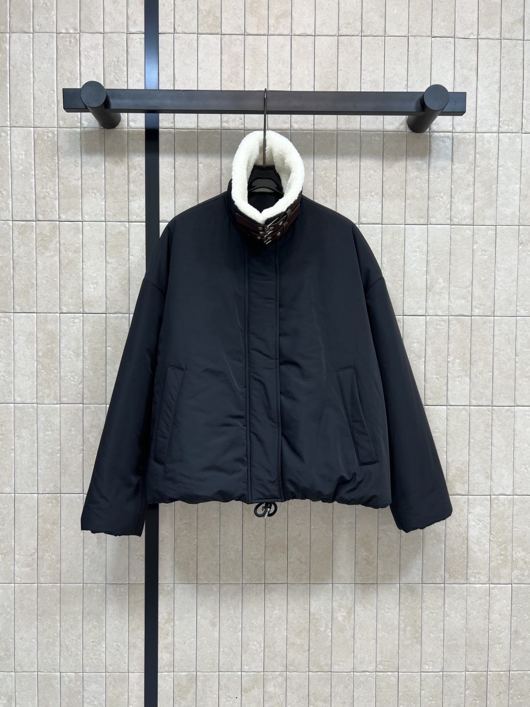 NO:472492,With dust bag LW home, 25 autumn and winter new style, plush lapel leather buckle bread suit, the upper body immediately looks slim and elegant, tall and small people can easily control the three-dimensional slim tailoring is perfect, the style is also very good to reduce age, lapel decoration, super gentle look, single embroidered logo pocket embellishment is practical and beautiful, a must-have for soft and cute girls, two colors and three codes SML, alexander wang19860909配防尘袋LW家 25秋冬新款 羊毛绒翻领皮扣面包服 上身立马显瘦又气质优雅 高个子小个子都能轻松驾驭 立体的修身剪裁很完美 版型也很好减龄 羊羔绒皮扣翻领装饰 看着就超级温柔 内单刺绣logo口袋点缀实穿又好看 软萌妹子必备 两色三码 SML,,alexander wang,Women's clothing