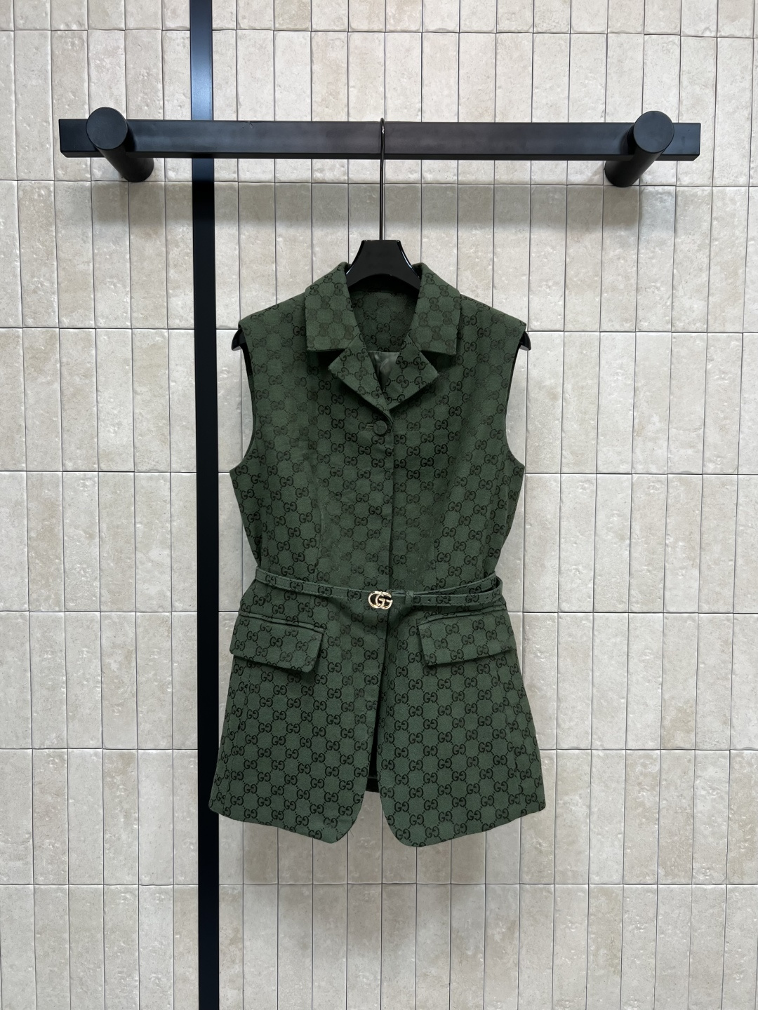 NO:473482,G Home 25 early autumn new style, green double G jacquard series, lapel sleeveless waist vest, classic printed GG jacquard jacket, those who like presbyopia, must not miss it, giant lifting temperament, good for casual or commuting, with a sense of aura, loose fit, fashionable and super high-end, matched with trousers in the same series, shorts are age-reducing and elegant, sweet and salty, one color three-code Size/S-M-L,, gucci, shorts, jackets & coats, alexander wang19860909G家 25早秋新款 绿色双G提花系列 翻领无袖收腰马甲 经典满印的GG提花外套 喜欢老花的一定不要错过 巨抬气质 无论是休闲还是通勤都很不错 自带气场感 宽松版型修身时髦超级高级 搭配同系列长裤 短裤上身减龄优雅 可甜可盐 一色三码Size/S-M-L,,gucci,shorts,jackets & coats,alexander wang,Women's clothing