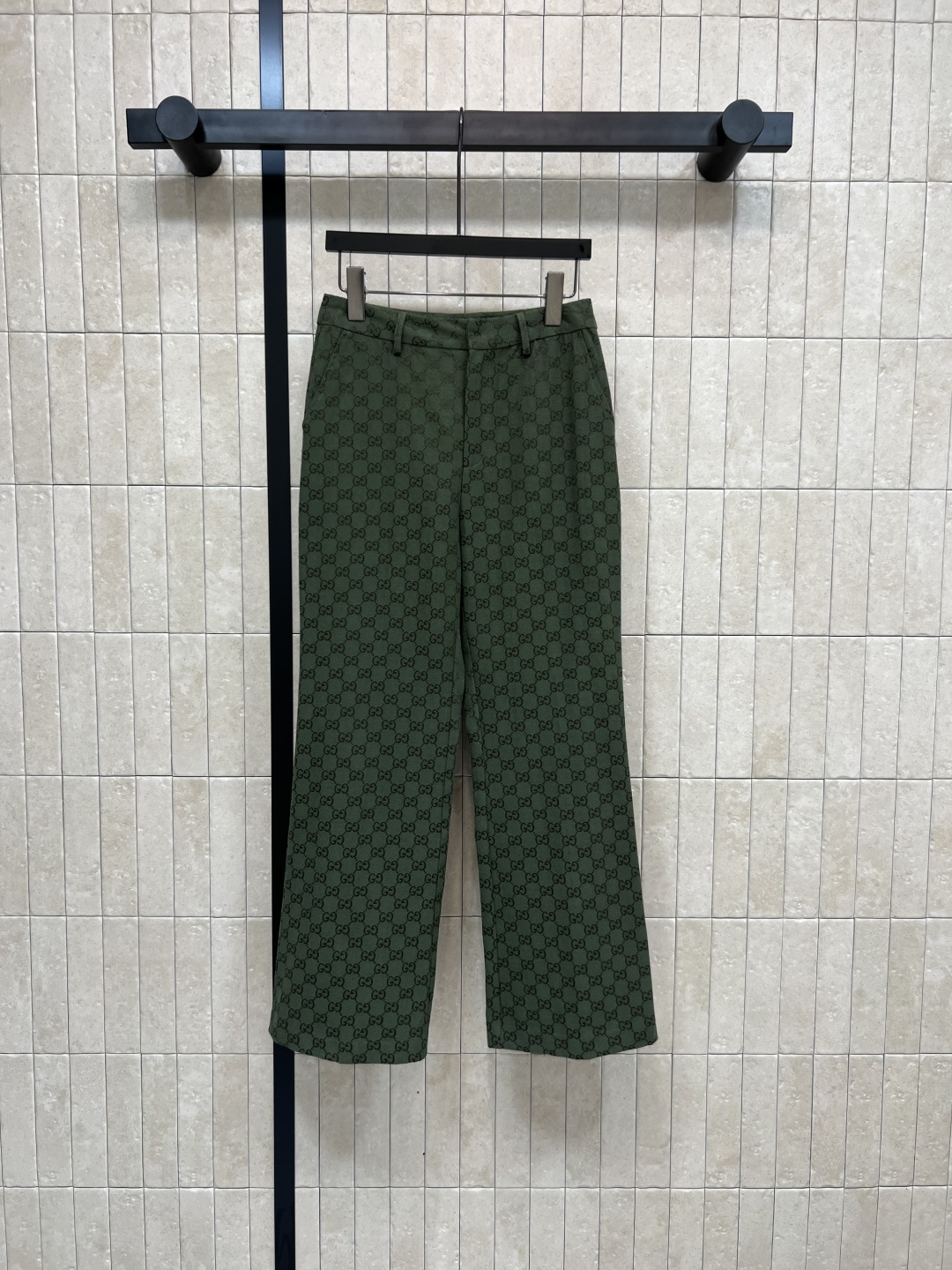 NO:473483,G Home 25 early autumn new green double G jacquard series high waist straight trousers suitable for wearing in all occasions. Easily lifted temperament Super high-end, with a sense of aura, high waist straight-piece, a cut that is automatically slimming and slimming and tall. The upper body is extremely elegant and has a high-end style. The upper body is extremely stylish. It is a slim-fitting and slimming look. The upper body is extremely stylish. It is elegant and age-reducing. It is very good for commuting and leisure. Size/S-M-L,,gucci,jackets & coats,business suit,alexander wang19860909G家 25早秋新款 绿色双G提花系列 高腰直筒长裤 各种场合都适合穿 秒抬气质 超级高级 自带气场感 高腰直筒版型 属于自动修身显瘦显高的剪裁 上身气质绝绝子 满印的双G提花面料 喜欢老花的一定不要错过 搭配同系列西装外套 上身简直绝了 优雅减龄 通勤休闲都很不错 Size/S-M-L,,gucci,jackets & coats,business suit,alexander wang,Women's clothing
