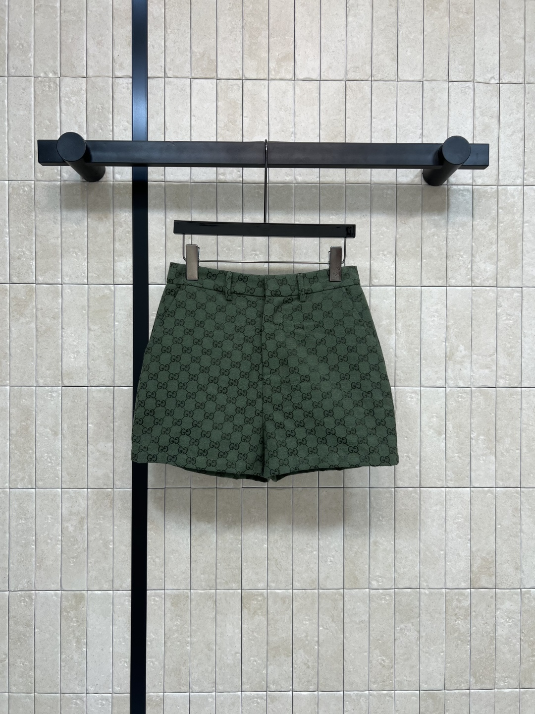 NO:473523,G Home 25 early autumn new green double G jacquard series high-waist shorts suitable for wearing in all occasions. Easily lifted temperament Super high-end, with a sense of aura, high-waist straight-fitting, a cut that is automatically slimming and slimming, high-end style, an excellent upper body temperament, a full-print double G jacquard fabric, those who like presbyopia must not miss it, matched with the same series of suit jackets, the upper body is simply amazing, elegant and age-reducing, commuting and leisure are very good, one color three-code Size/S-M-L,, gucci, shorts, jackets & coats, business suit, alexander wang19860909G家 25早秋新款 绿色双G提花系列 高腰短裤 各种场合都适合穿 秒抬气质 超级高级 自带气场感 高腰直筒版型 属于自动修身显瘦显高的剪裁 上身气质绝绝子 满印的双G提花面料 喜欢老花的一定不要错过 搭配同系列西装外套 上身简直绝了 优雅减龄 通勤休闲都很不错 一色三码Size/S-M-L,,gucci,shorts,jackets & coats,business suit,alexander wang,Women's clothing
