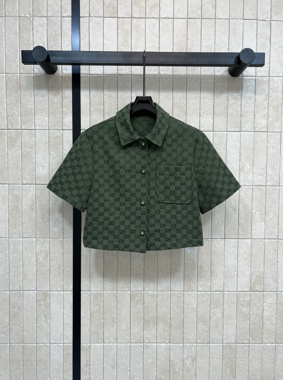 NO:473512,G Home 25 early autumn new style, green double G jacquard series, lapel short short-sleeved shirt, classic printed GG jacquard jacket, those who like presbyopia, must not miss it, giant lift temperament, good for casual or commuting, with a sense of aura, loose fit, fashionable and super high-end, matched with trousers in the same series, shorts are age-reducing and elegant, sweet or salty, one color three-code Size/S-M-L,, gucci, shorts, jackets & coats, T-shirt, alexander wang19860909G家 25早秋新款 绿色双G提花系列 翻领短款短袖衬衣 经典满印的GG提花外套 喜欢老花的一定不要错过 巨抬气质 无论是休闲还是通勤都很不错 自带气场感 宽松版型修身时髦超级高级 搭配同系列长裤 短裤上身减龄优雅 可甜可盐 一色三码Size/S-M-L,,gucci,shorts,jackets & coats,T-shirt,alexander wang,Women's clothing