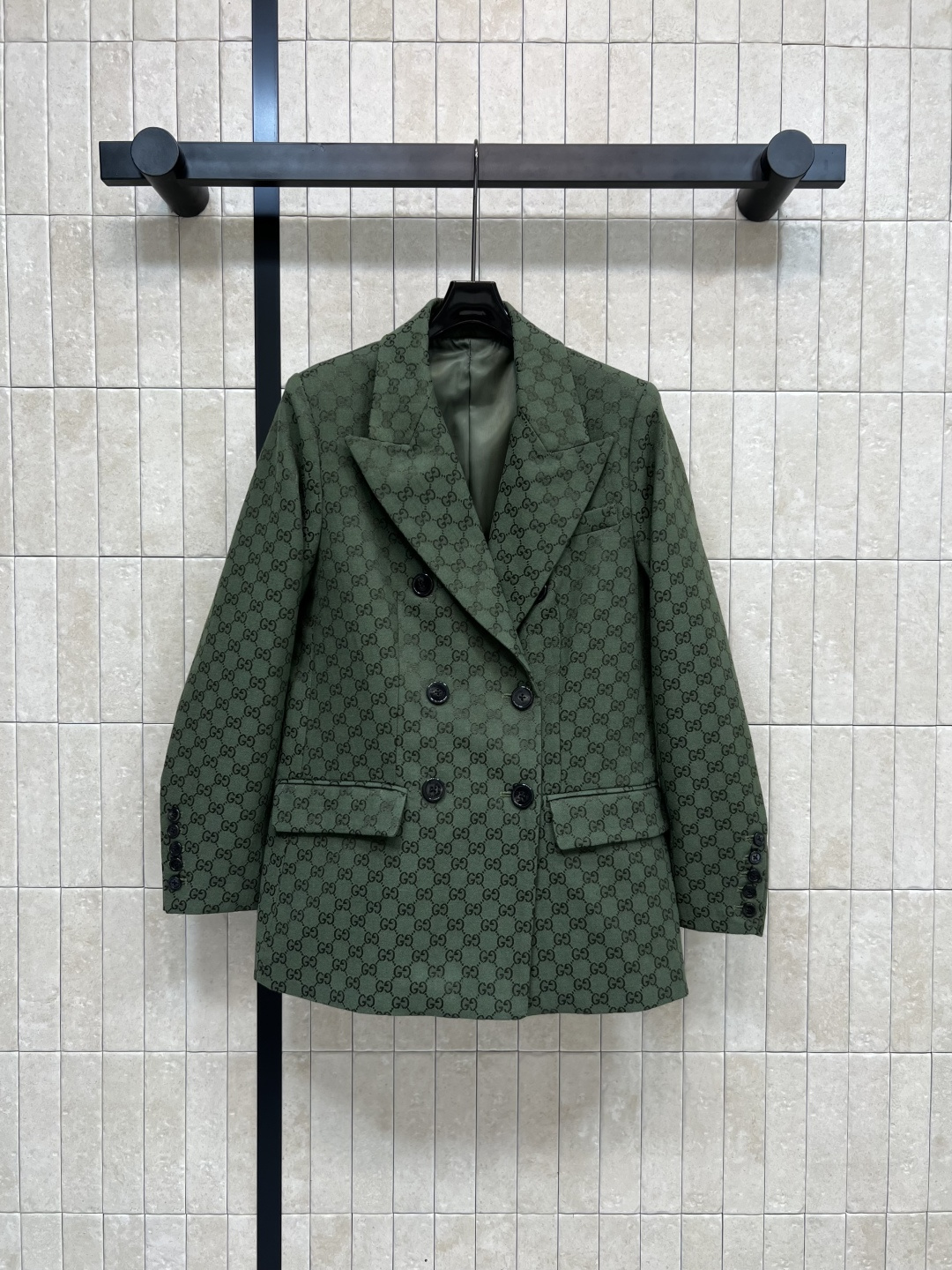 NO:473503,G Home 25 early autumn new style, green double G jacquard series, lapel suit jacket, classic printed GG jacquard jacket, those who like presbyopia must not miss it, giant lift temperament, good for casual or commuting, with a sense of aura, loose fit, fashionable and super high-end, three patch covers with mouth plugs, embellishment and decoration, matched with the same series of trousers, age-reducing and elegant, sweet or salty, one color, three-code Size/S-M-L,, gucci, jackets & coats, business suit, alexander wang19860909G家 25早秋新款 绿色双G提花系列 翻领西装外套 经典满印的GG提花外套 喜欢老花的一定不要错过 巨抬气质 无论是休闲还是通勤都很不错 自带气场感 宽松版型修身时髦超级高级 三个贴布盖带口塞点缀修饰 搭配同系列西裤上身减龄优雅 可甜可盐 一色三码Size/S-M-L,,gucci,jackets & coats,business suit,alexander wang,Women's clothing