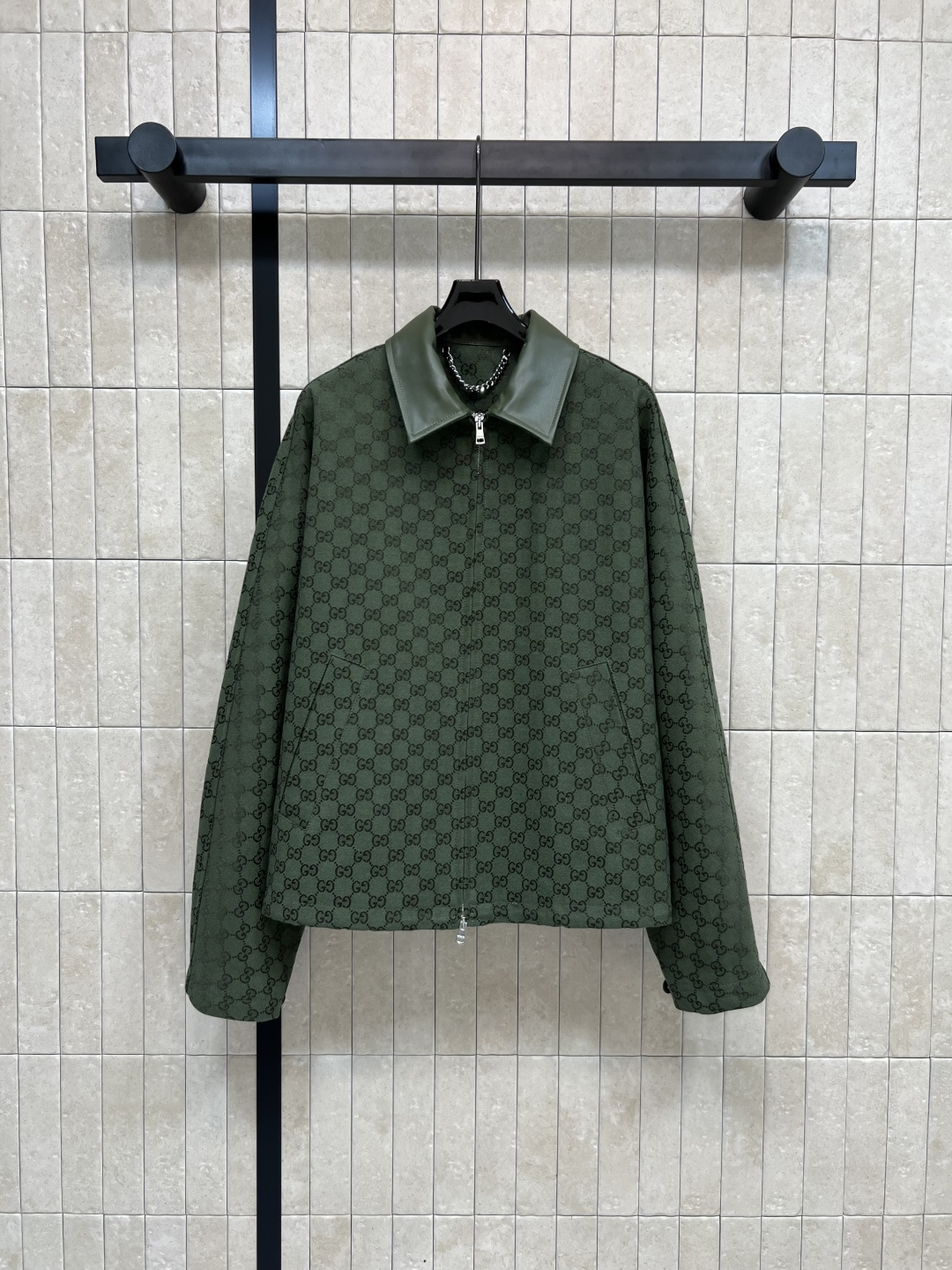 NO:473492,G Home 25 early autumn new style, green double G jacquard series, lapel jacket jacket, classic printed GG jacquard jacket, those who like presbyopia, must not miss it, spliced ​​leather lapel design, giant lifting temperament, good for casual or commuting, with a sense of aura, loose fit, fashionable and super high-end, paired with trousers in the same series, elegant, sweet and salty, one color, three-code Size/S-M-L,, gucci, jackets & coats, jackets & coats, alexander wang19860909G家 25早秋新款 绿色双G提花系列 翻领夹克外套 经典满印的GG提花外套 喜欢老花的一定不要错过 拼接皮革翻领设计 巨抬气质 无论是休闲还是通勤都很不错 自带气场感 宽松版型修身时髦超级高级 搭配同系列西裤上身减龄优雅 可甜可盐 一色三码Size/S-M-L,,gucci,jackets & coats,jackets & coats,alexander wang,Women's clothing