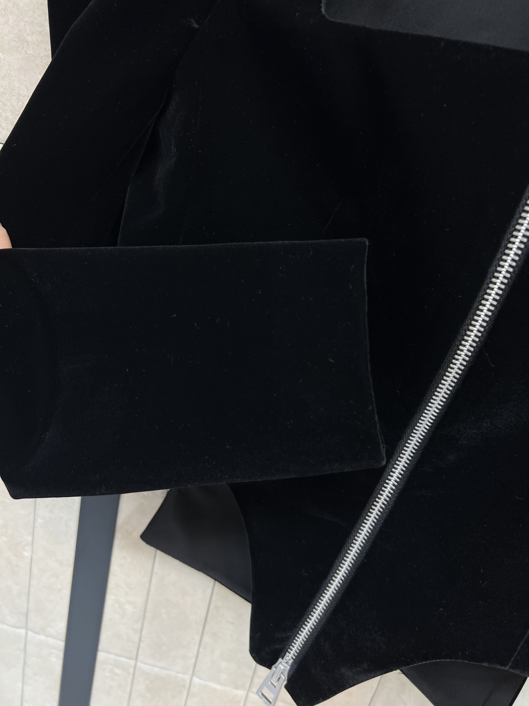 D家 25早秋新款 丝绒方领小外套 超级百搭的短款小外套 方领泡泡肩长袖+前面尖角下摆设计 干练精致 上