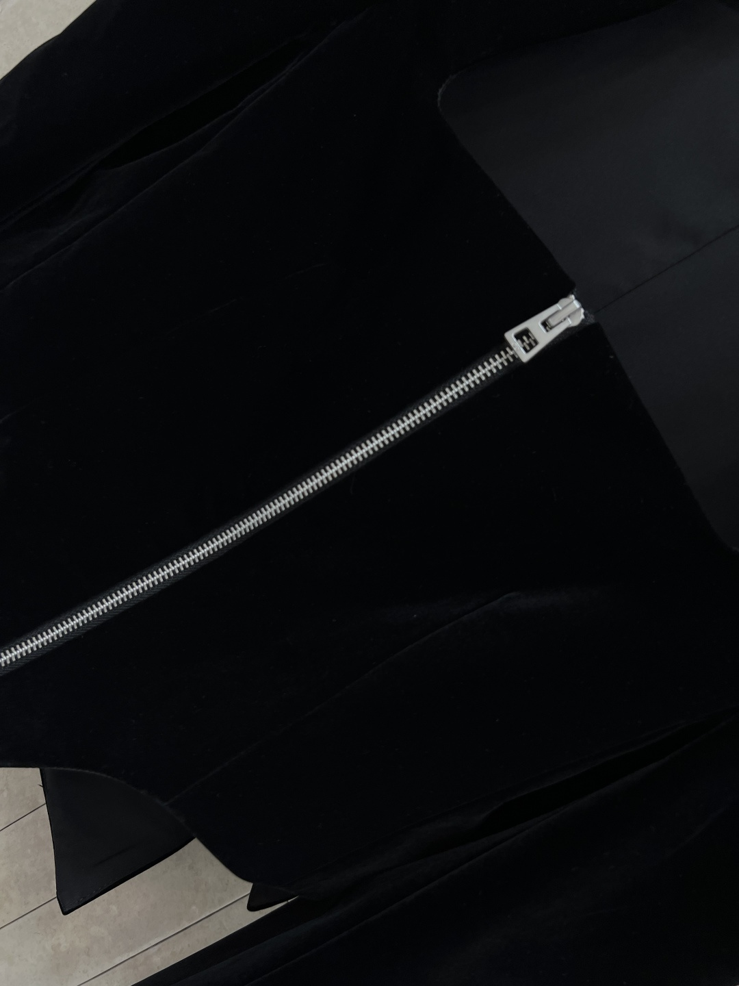 D家 25早秋新款 丝绒方领小外套 超级百搭的短款小外套 方领泡泡肩长袖+前面尖角下摆设计 干练精致 上