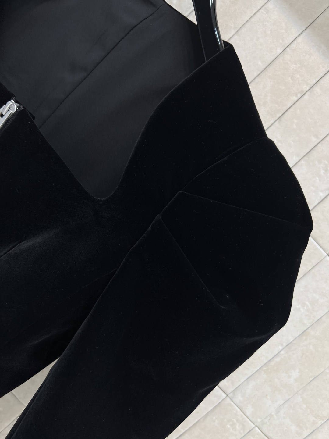 D家 25早秋新款 丝绒方领小外套 超级百搭的短款小外套 方领泡泡肩长袖+前面尖角下摆设计 干练精致 上