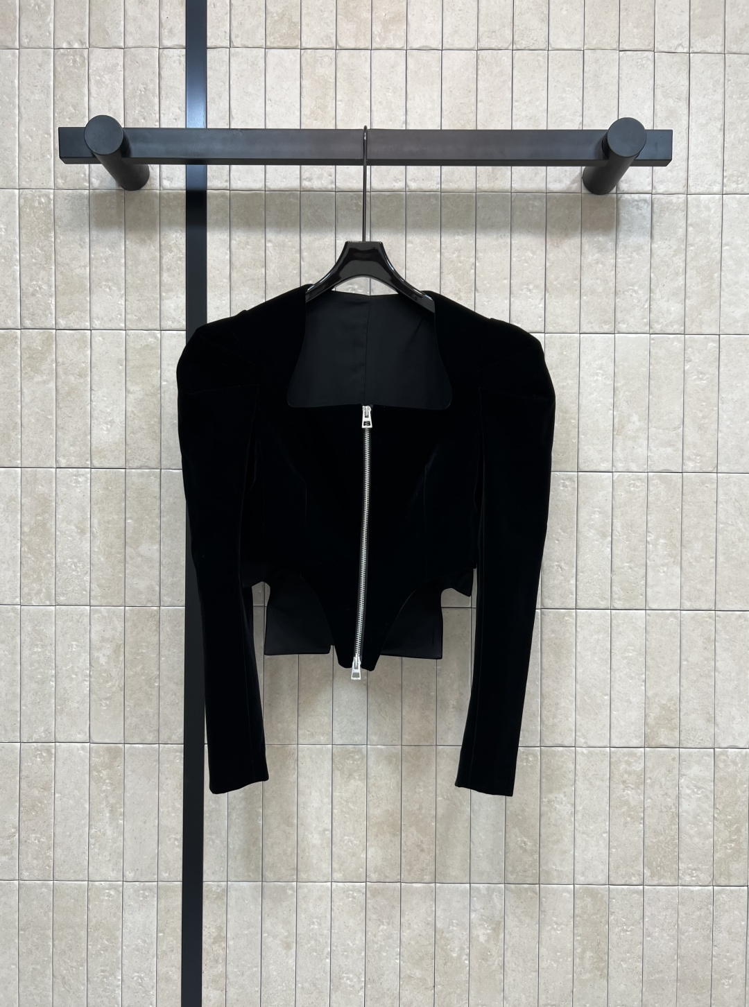 NO:473491,D Home 25 early autumn new Velvet square collar jacket Super versatile short jacket Square collar long sleeves + sharp corner hem design on the front, capable and exquisite, the upper body is super temperament, slim and slim two-way zipper design, the upper body is fashionable and age-reducing, cool and handsome, customized black velvet fabric, comfortable touch, good-looking and practical wear, four-digit Size/S-M-L- XL,,dior,jackets & coats,alexander wang19860909D家 25早秋新款 丝绒方领小外套 超级百搭的短款小外套 方领泡泡肩长袖+前面尖角下摆设计 干练精致 上身超显气质 修身显瘦双向拉链设计 上身时髦减龄 酷帅加倍 定制黑色丝绒面料 触感舒适 好看实穿一色四码 Size/S-M-L- XL,,dior,jackets & coats,alexander wang,Women's clothing