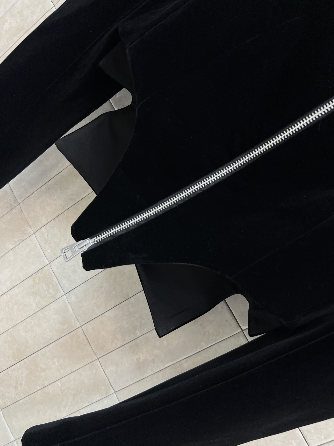 D家 25早秋新款 丝绒方领小外套 超级百搭的短款小外套 方领泡泡肩长袖+前面尖角下摆设计 干练精致 上