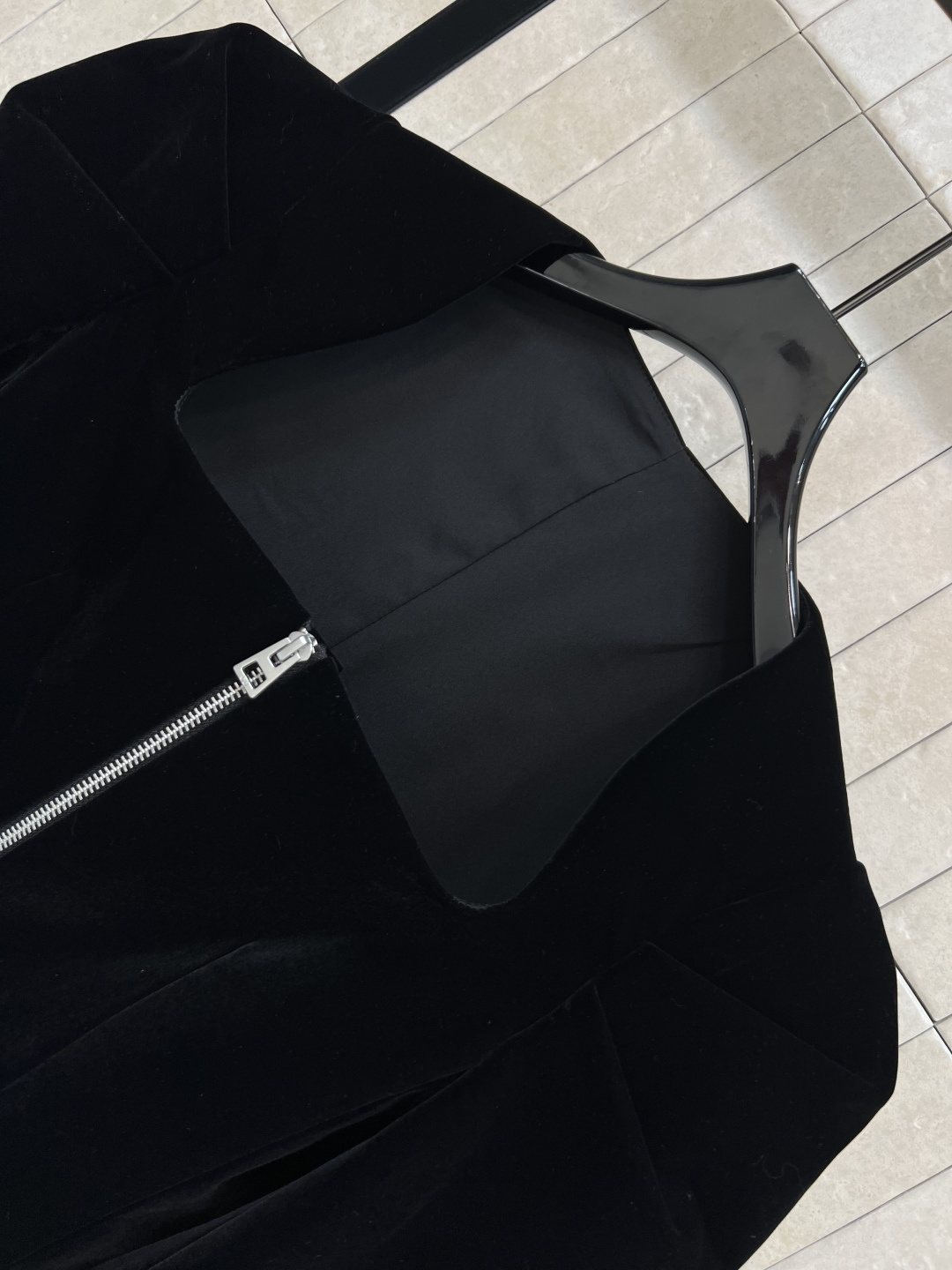 D家 25早秋新款 丝绒方领小外套 超级百搭的短款小外套 方领泡泡肩长袖+前面尖角下摆设计 干练精致 上