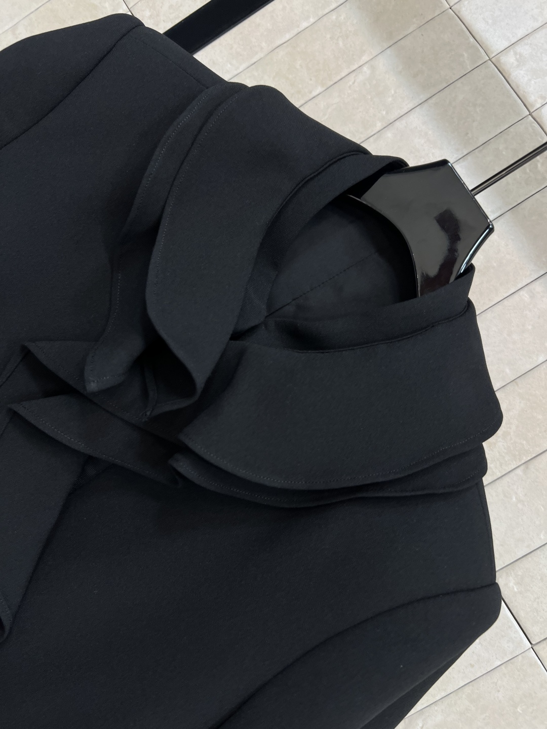 D家 25早秋新款 荷叶花边领短款西装 可拆卸荷叶花边小立领设计 带里衬垫肩设计 做工无可挑剔 经典剪裁