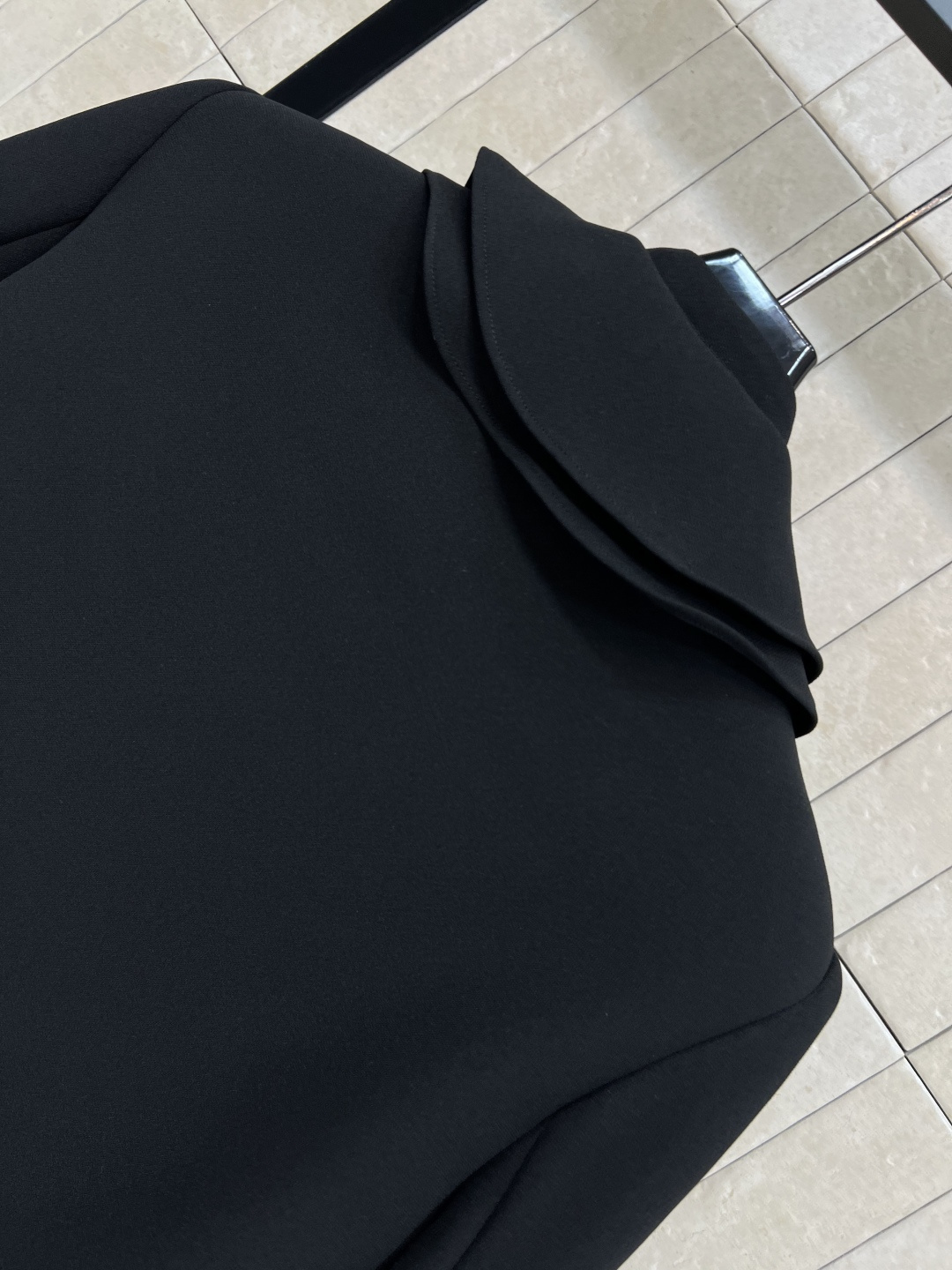 D家 25早秋新款 荷叶花边领短款西装 可拆卸荷叶花边小立领设计 带里衬垫肩设计 做工无可挑剔 经典剪裁