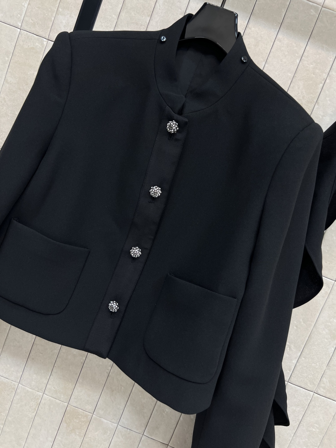 D家 25早秋新款 荷叶花边领短款西装 可拆卸荷叶花边小立领设计 带里衬垫肩设计 做工无可挑剔 经典剪裁