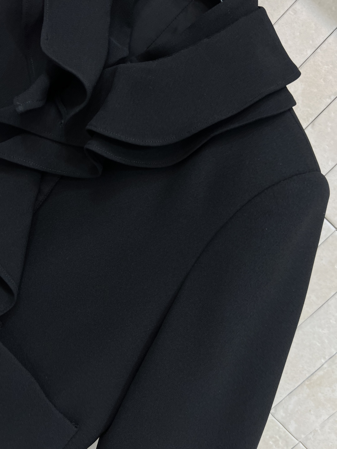 D家 25早秋新款 荷叶花边领短款西装 可拆卸荷叶花边小立领设计 带里衬垫肩设计 做工无可挑剔 经典剪裁