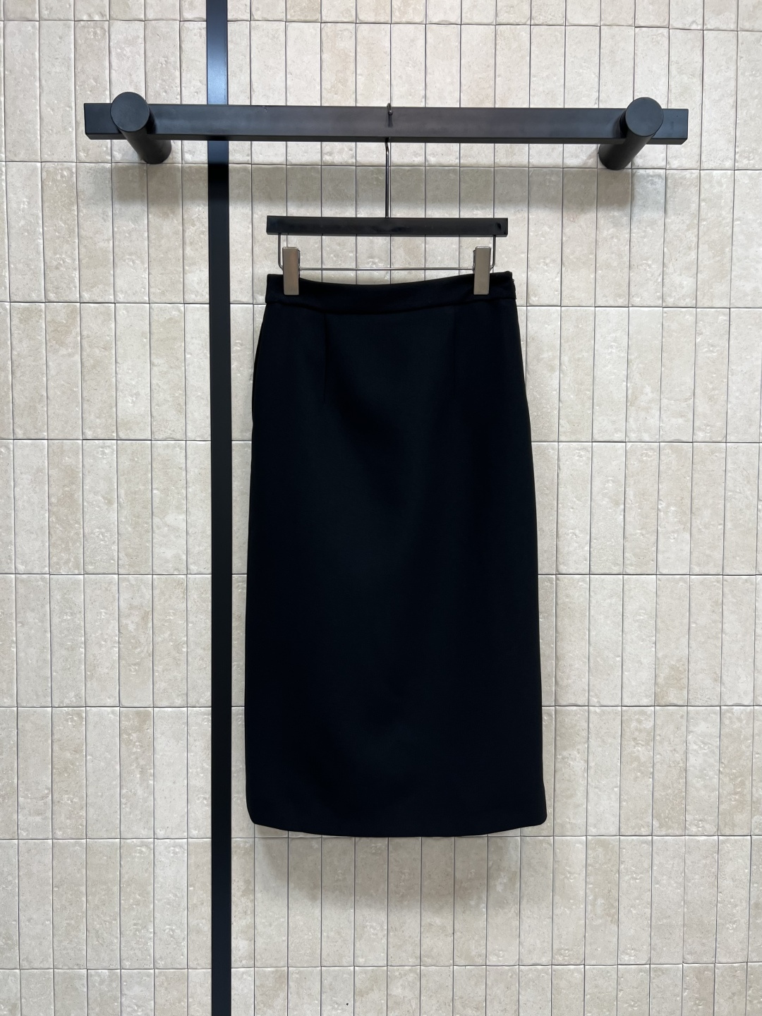 NO:474402,D Home 25 early autumn new style, high waist straight skirt, high waist A-line style, classic and versatile, not picky, front skirt hem design, upper body covers flesh and makes you look slim, whatever you want, matched with jackets in the same series, upper body looks slimming and gentle and versatile, wear a sweater inside, and it has a gentle and intellectual temperament, and it is also very good for important occasions. Four sizes in one color Size/S-M-L- XL,,dior, skirts, jackets & coats,alexander wang19860909D家 25早秋新款 高腰直筒半身裙 高腰a字版型 经典百搭不挑人 前面裙摆中间开叉设计 上身遮肉显瘦 随便搭配都好看 搭配同系列外套 上身显瘦温柔又百搭 内搭一件针织衫就很有温柔知性的气质 重要场合也很不错 一色四码 Size/S-M-L- XL,,dior,skirts,jackets & coats,alexander wang,Women's clothing