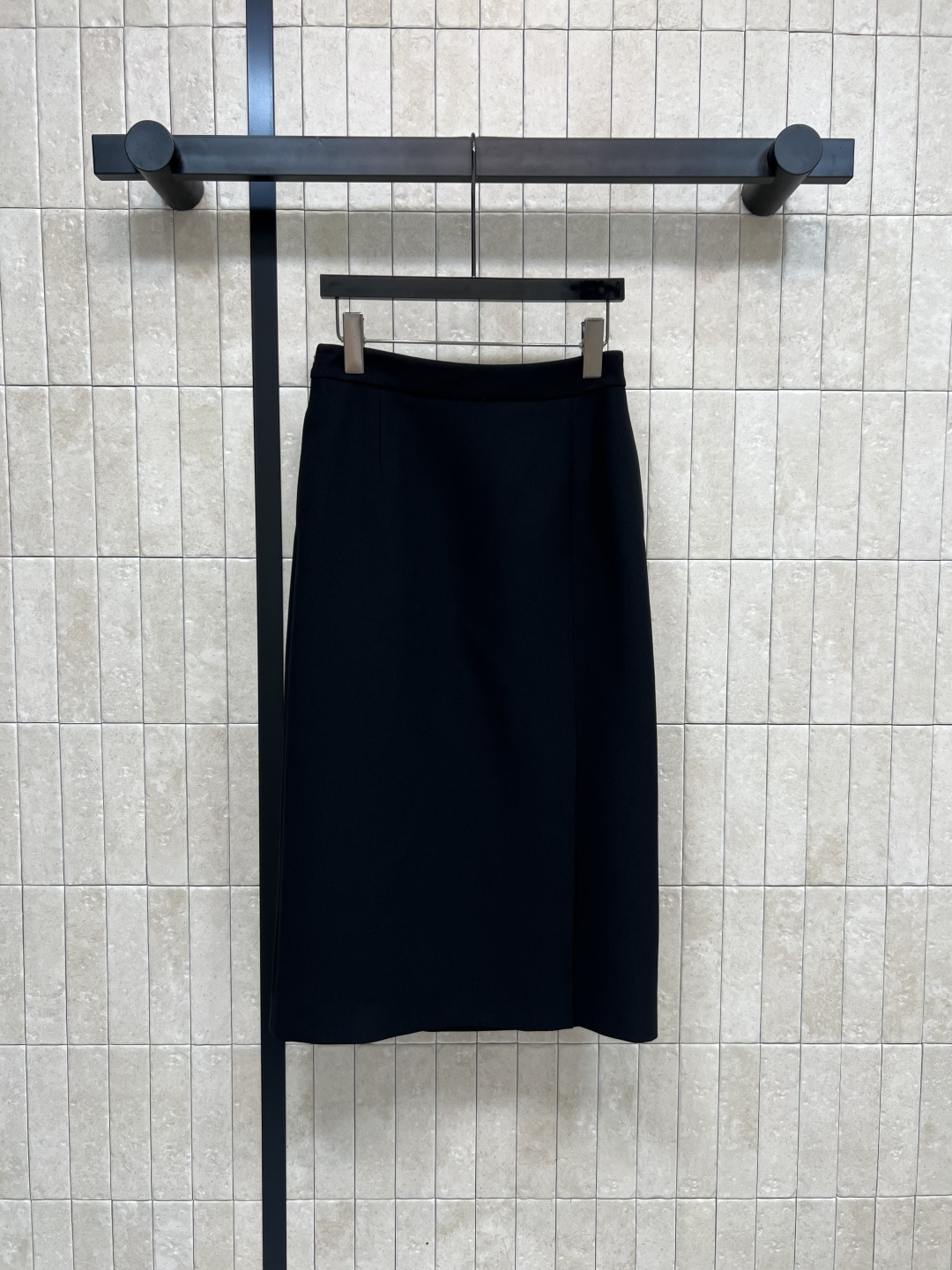 D家 25早秋新款 高腰直筒半身裙  高腰a字版型 经典百搭不挑人 前面裙摆中间开叉设计 上身遮肉显瘦 