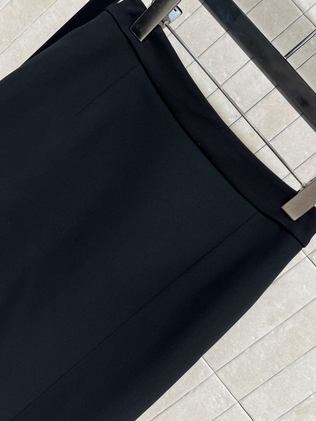 D家 25早秋新款 高腰直筒半身裙  高腰a字版型 经典百搭不挑人 前面裙摆中间开叉设计 上身遮肉显瘦 