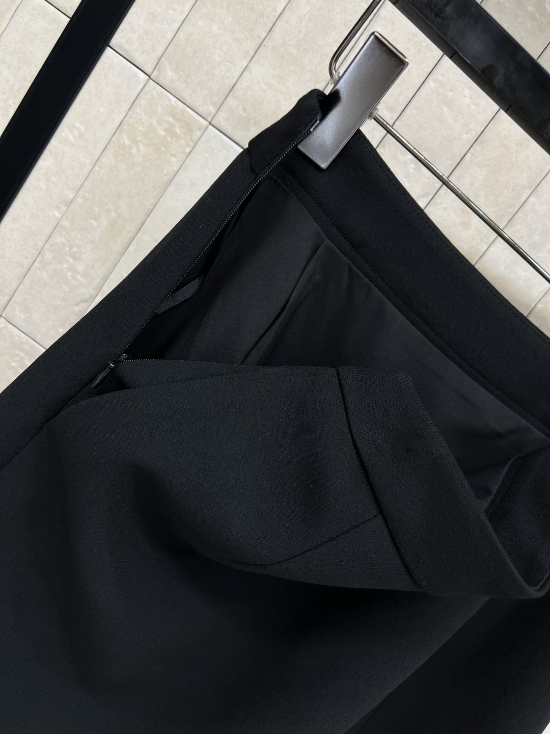 D家 25早秋新款 高腰直筒半身裙  高腰a字版型 经典百搭不挑人 前面裙摆中间开叉设计 上身遮肉显瘦 