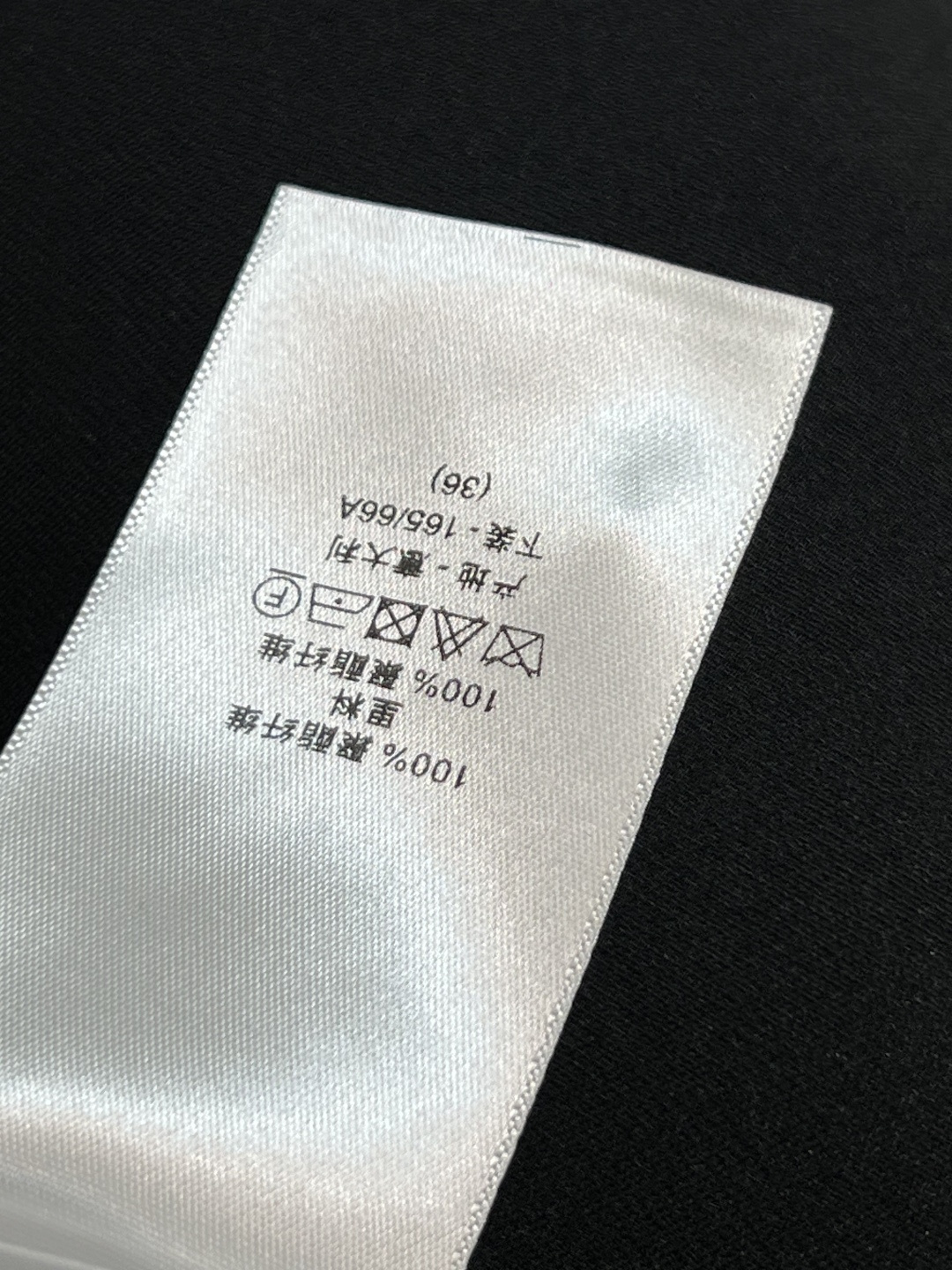 D家 25早秋新款 高腰直筒半身裙  高腰a字版型 经典百搭不挑人 前面裙摆中间开叉设计 上身遮肉显瘦 