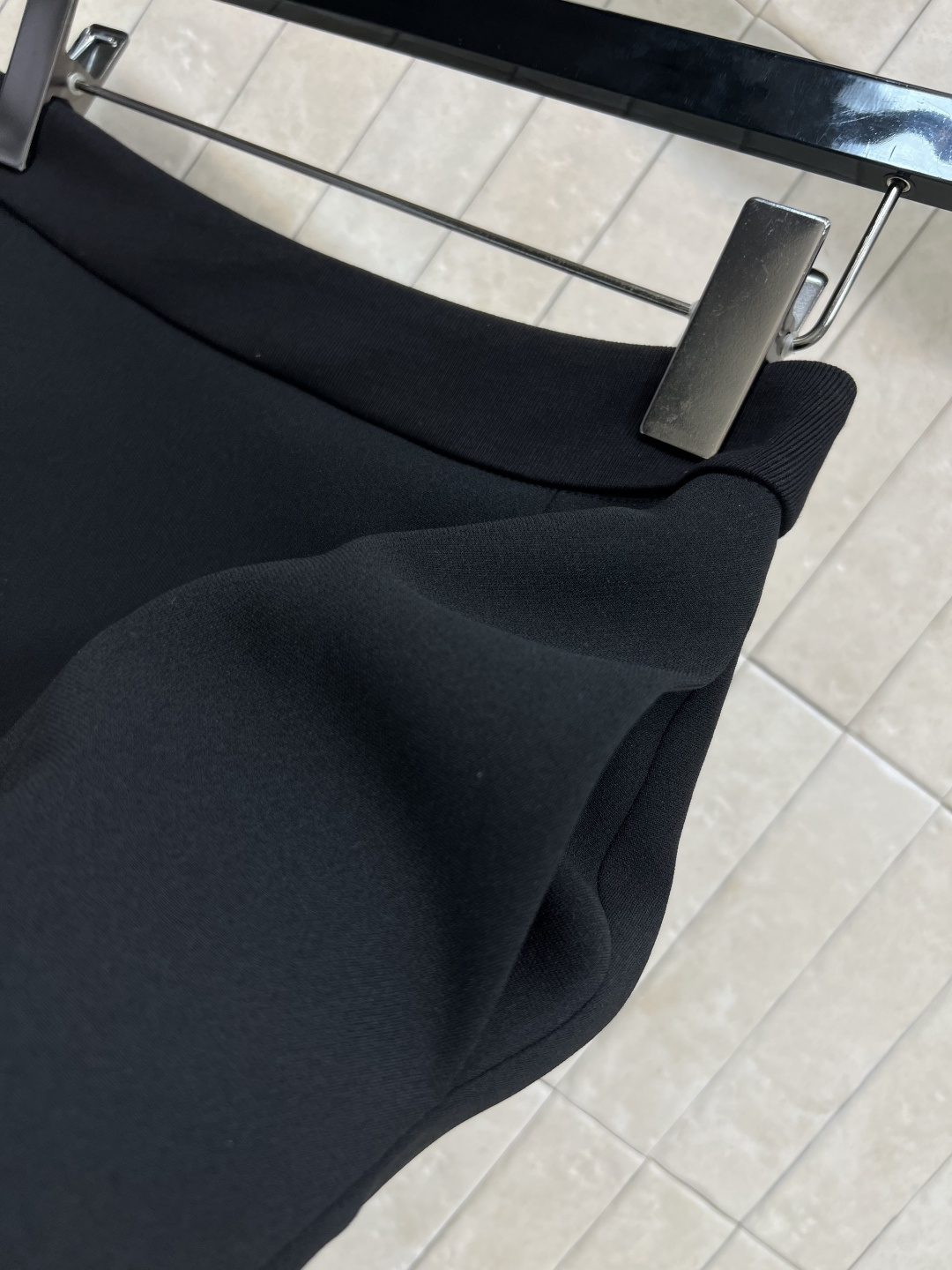 D家 25早秋新款 高腰直筒半身裙  高腰a字版型 经典百搭不挑人 前面裙摆中间开叉设计 上身遮肉显瘦 