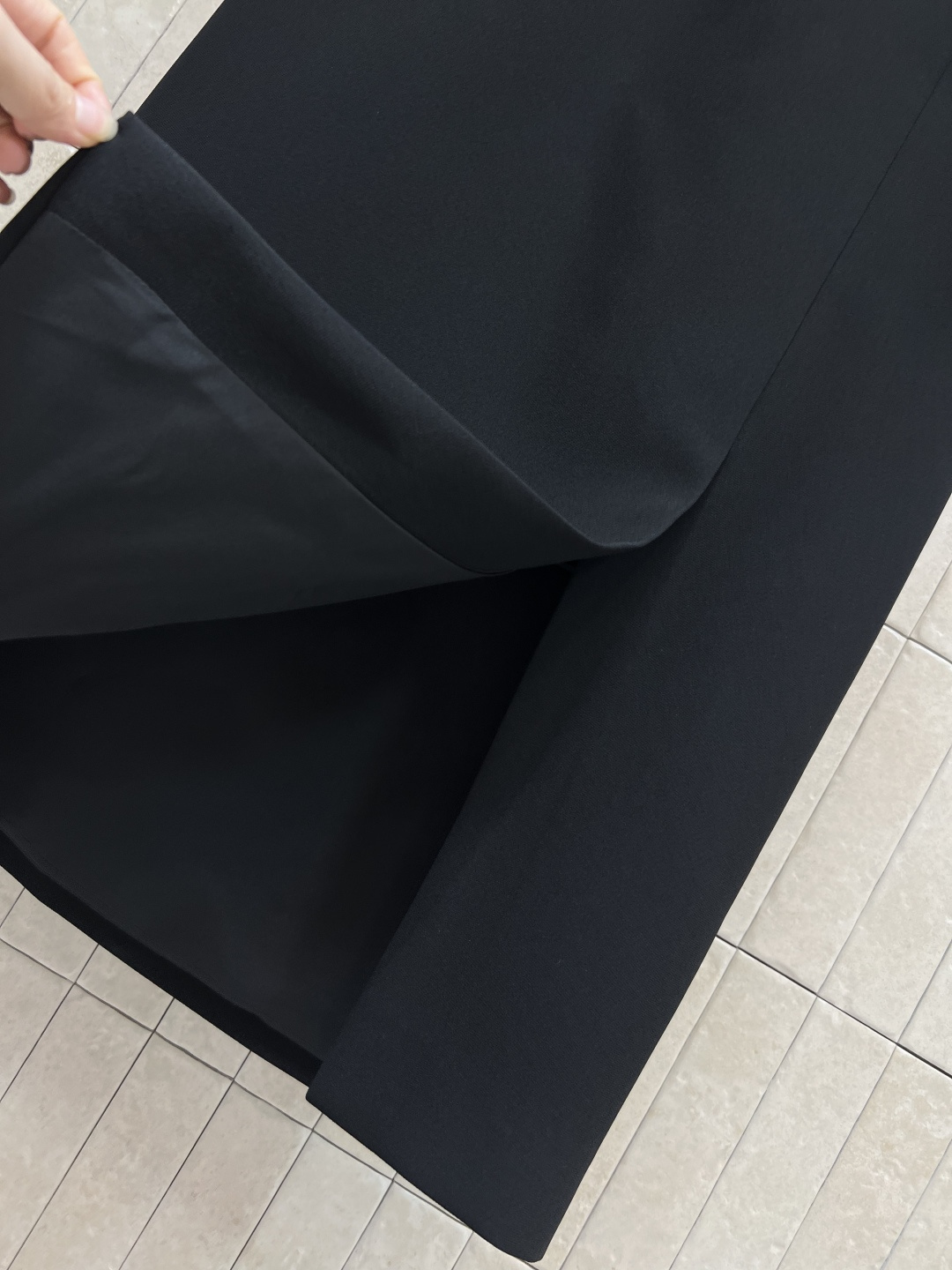 D家 25早秋新款 高腰直筒半身裙  高腰a字版型 经典百搭不挑人 前面裙摆中间开叉设计 上身遮肉显瘦 