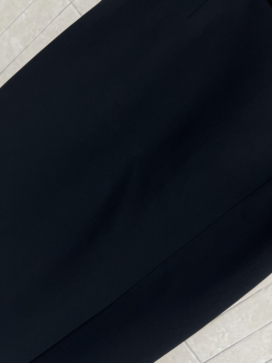 D家 25早秋新款 高腰直筒半身裙  高腰a字版型 经典百搭不挑人 前面裙摆中间开叉设计 上身遮肉显瘦 