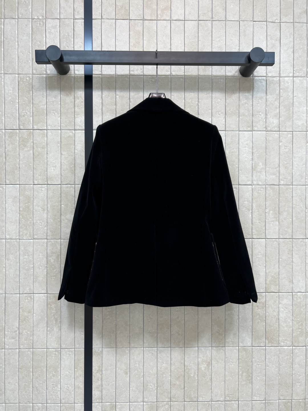 L家 25早秋新款 丝绒西装外套 黑色丝绒自带光泽感 面料超级显高级 定制金锁扣的点缀加入使整体更加时髦