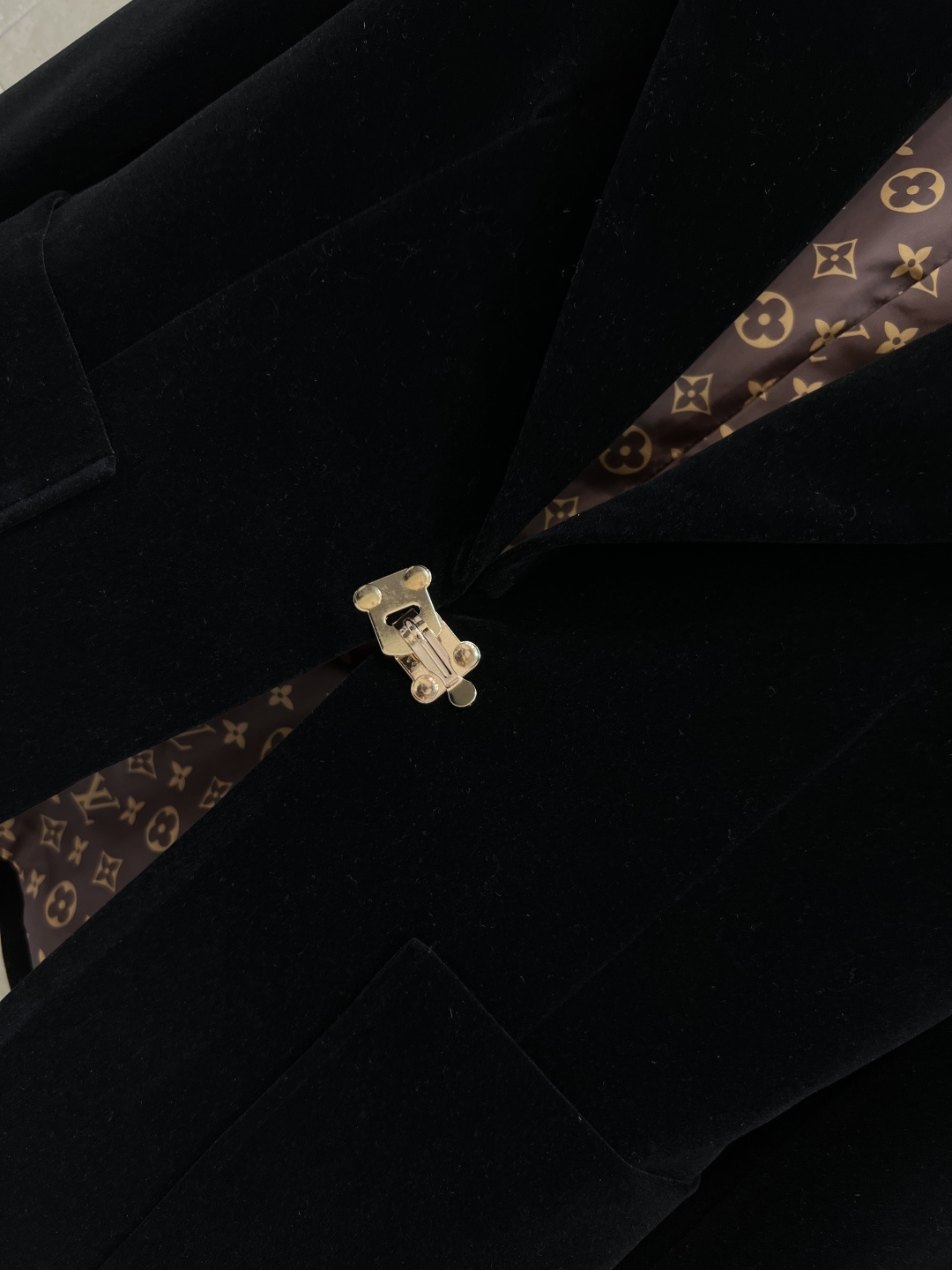 L家 25早秋新款 丝绒西装外套 黑色丝绒自带光泽感 面料超级显高级 定制金锁扣的点缀加入使整体更加时髦