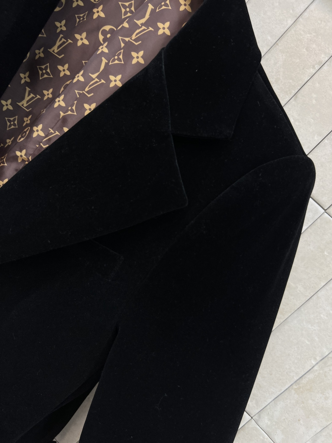 L家 25早秋新款 丝绒西装外套 黑色丝绒自带光泽感 面料超级显高级 定制金锁扣的点缀加入使整体更加时髦