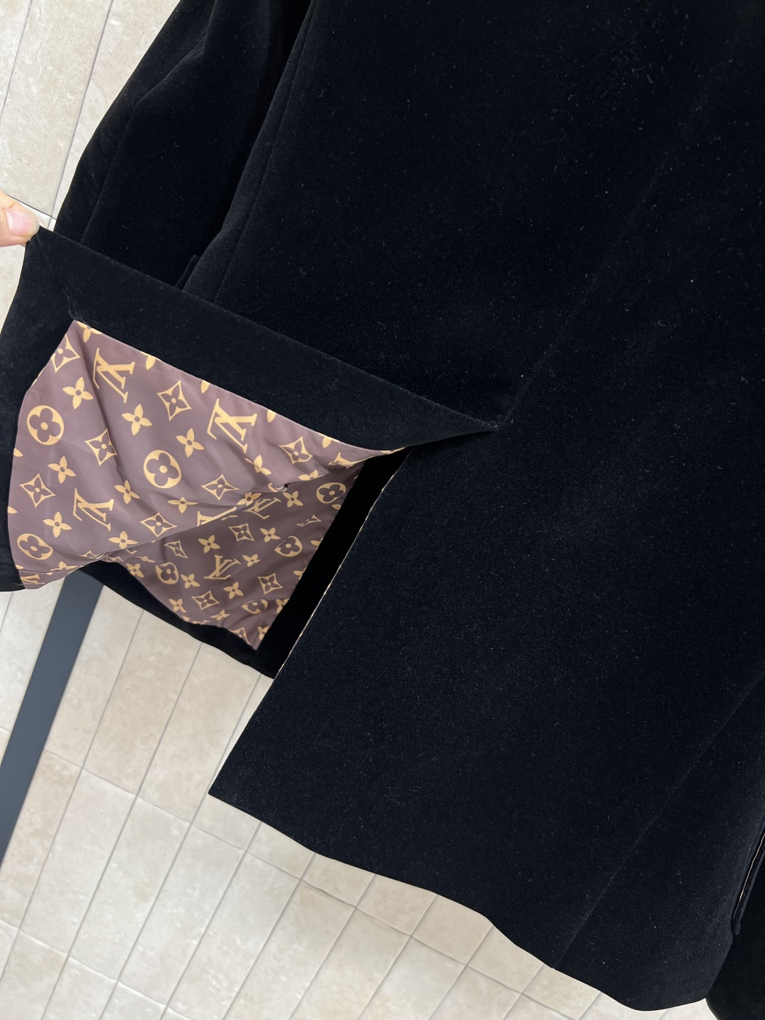 L家 25早秋新款 丝绒西装外套 黑色丝绒自带光泽感 面料超级显高级 定制金锁扣的点缀加入使整体更加时髦