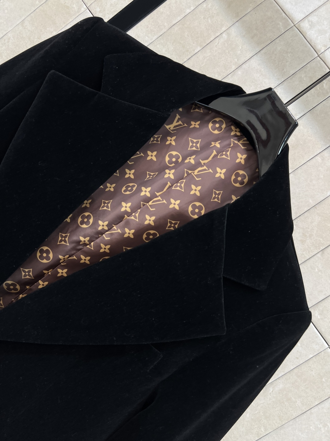 L家 25早秋新款 丝绒西装外套 黑色丝绒自带光泽感 面料超级显高级 定制金锁扣的点缀加入使整体更加时髦